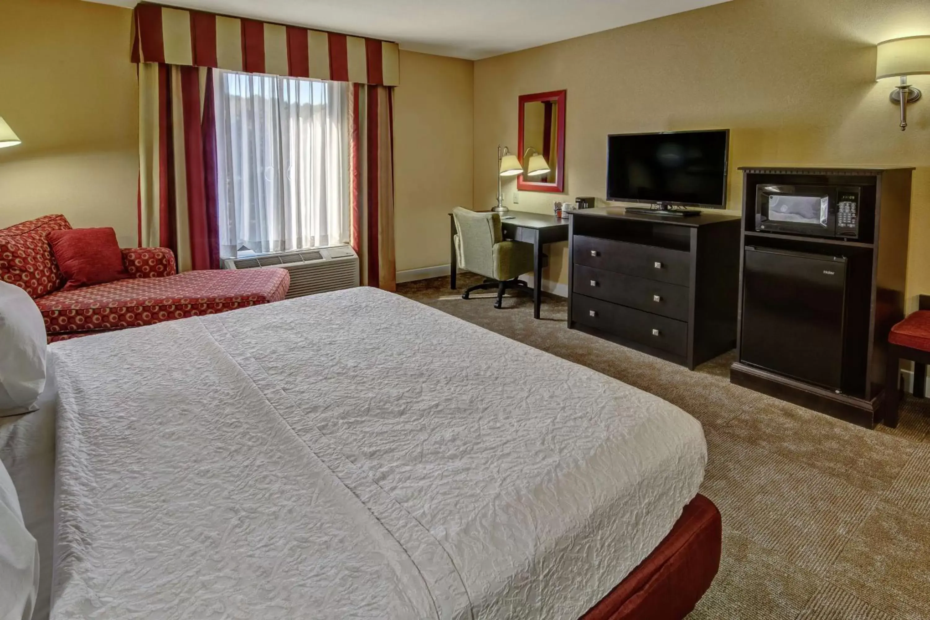 Bedroom, Bed in Hampton Inn By Hilton Jacksonville