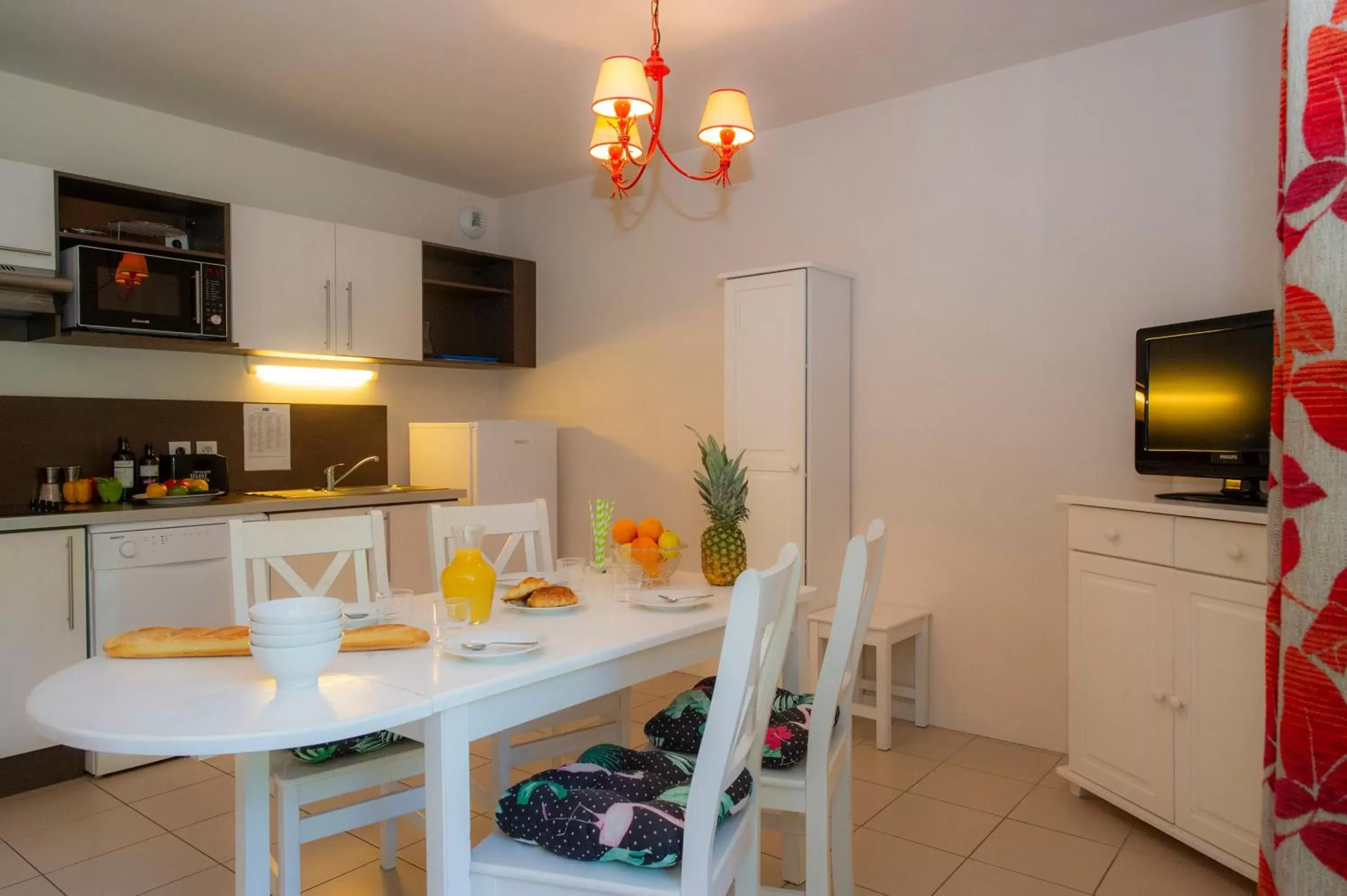 Kitchen or kitchenette, Dining Area in Goélia Résidence Du Parc