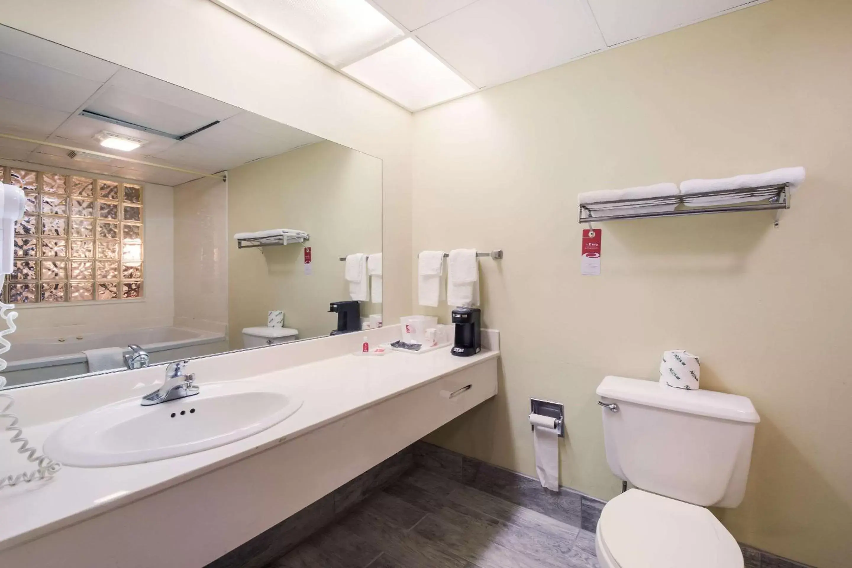 Bathroom in Econo Lodge Inn And Suites East