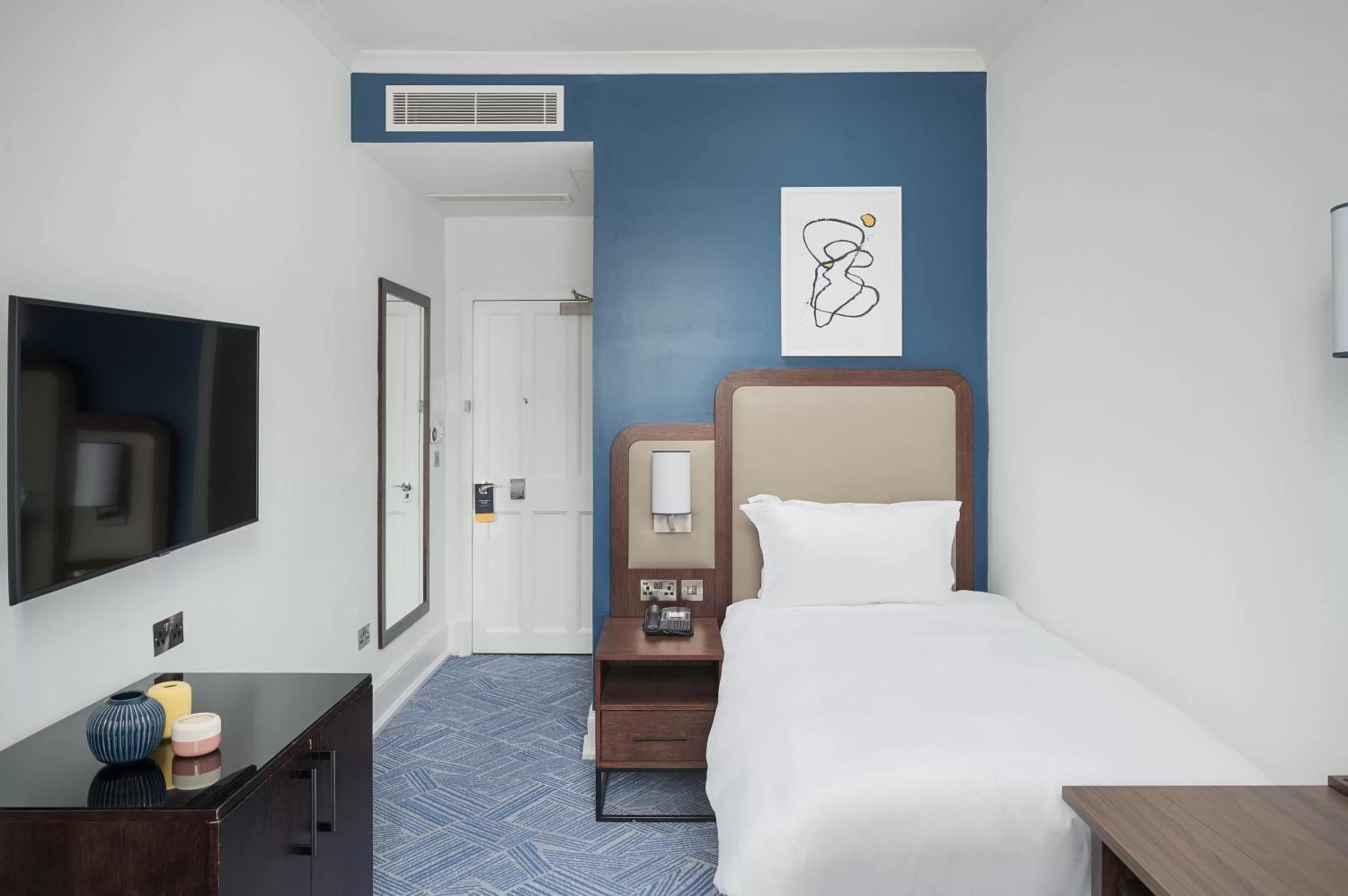 Photo of the whole room, Bed in voco Grand Central Glasgow by IHG