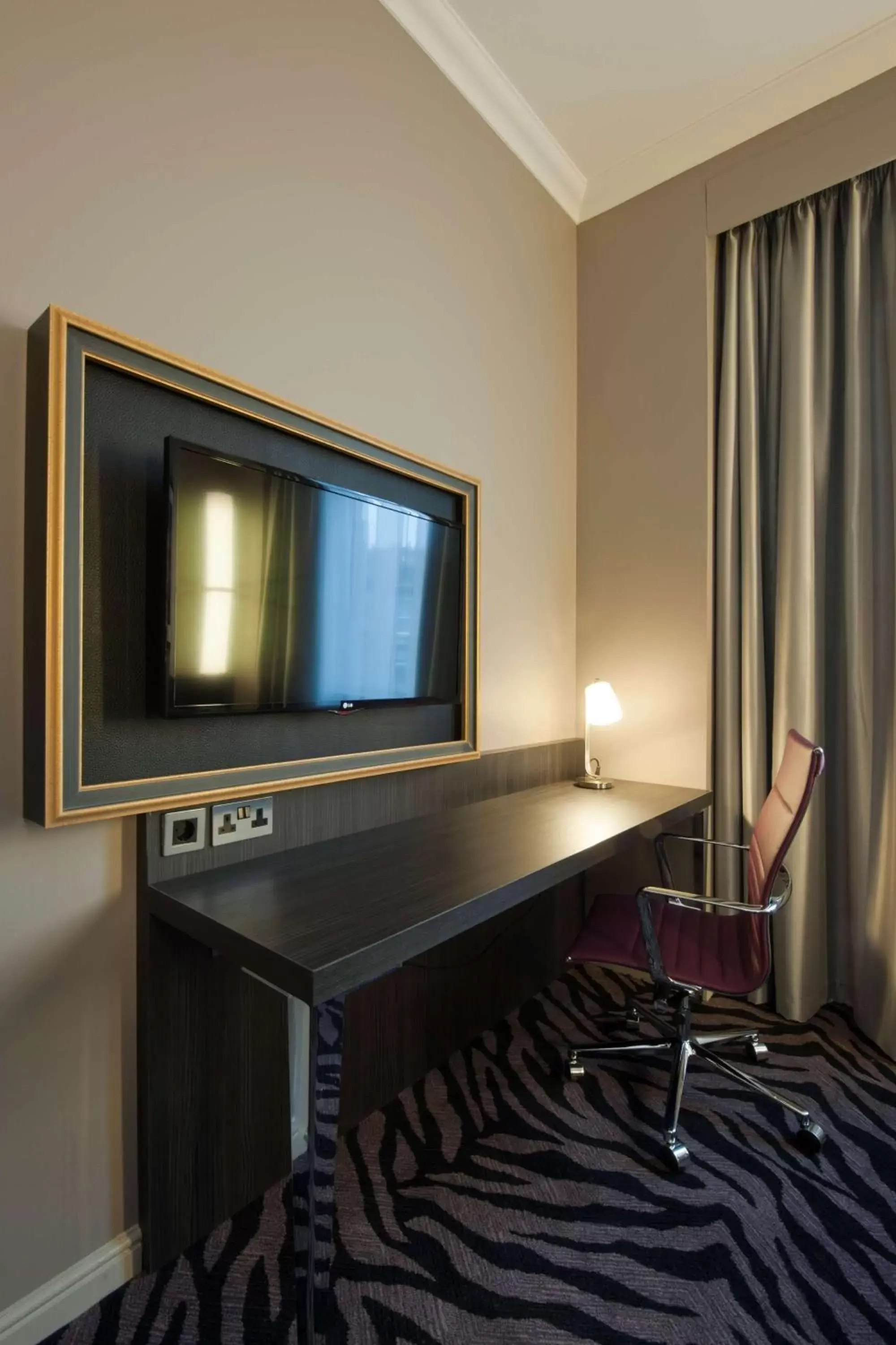 Bedroom, TV/Entertainment Center in Doubletree by Hilton Edinburgh City Centre