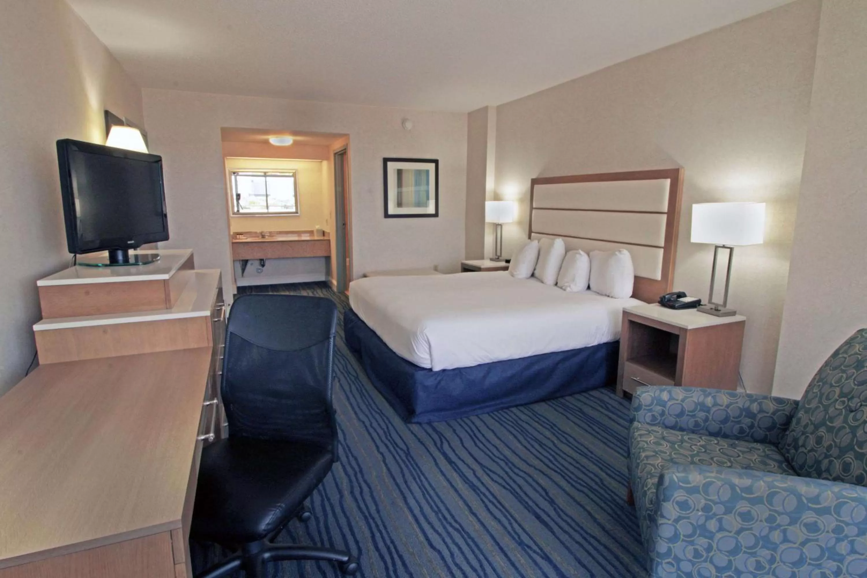 Photo of the whole room, Bed in Wyndham Virginia Beach Oceanfront