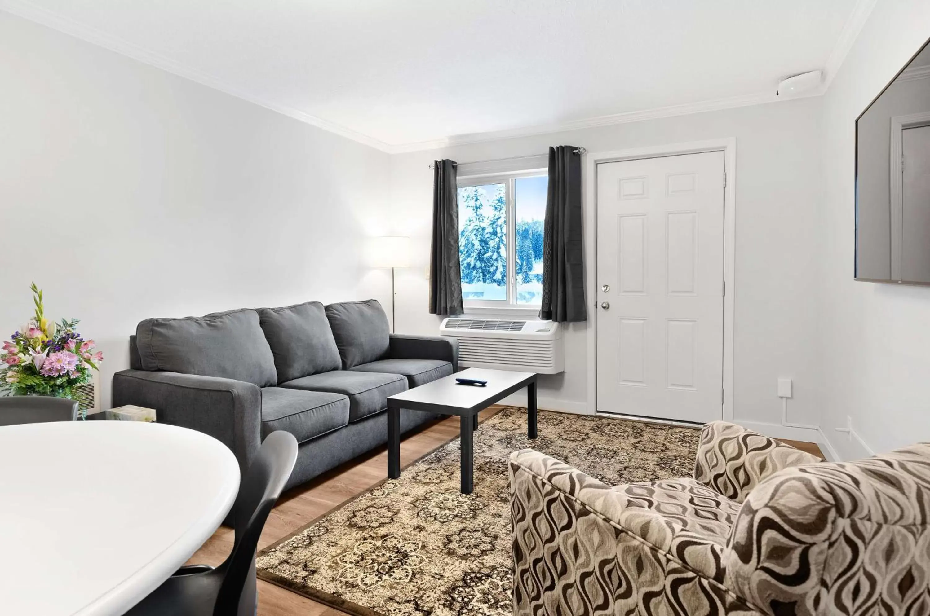 Photo of the whole room, Seating Area in SureStay Hotel by Best Western Rossland Red Mountain