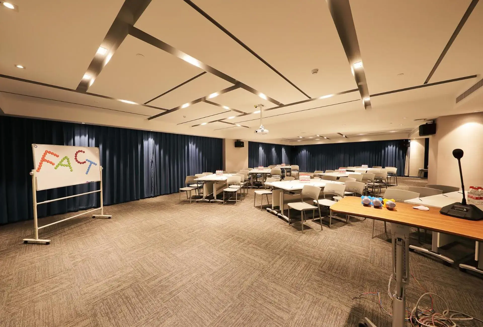 Meeting/conference room in Hampton By Hilton Hangzhou Future Sign Technology City