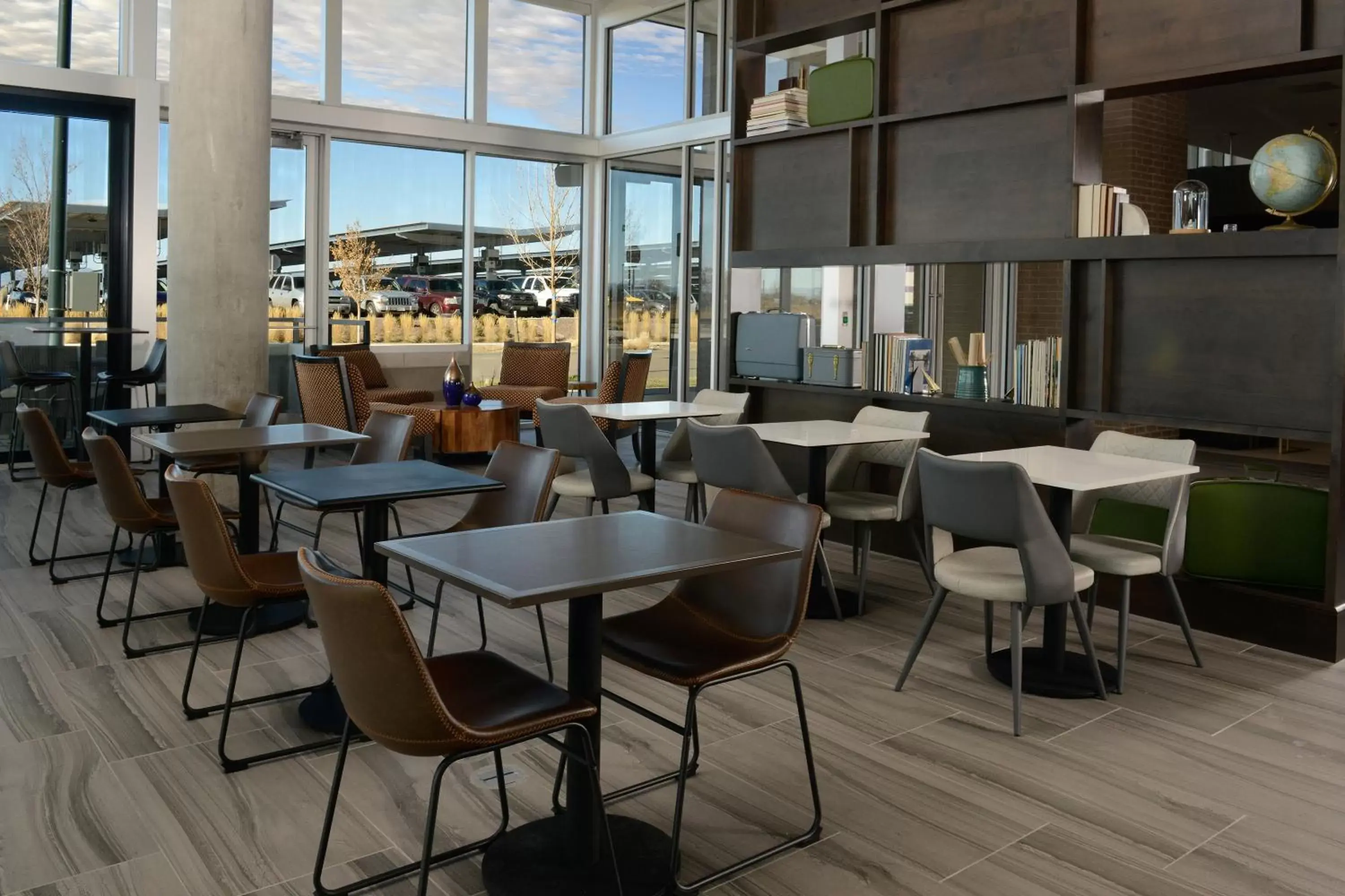 Lounge or bar, Restaurant/Places to Eat in Hyatt Place Pena Station/Denver Airport