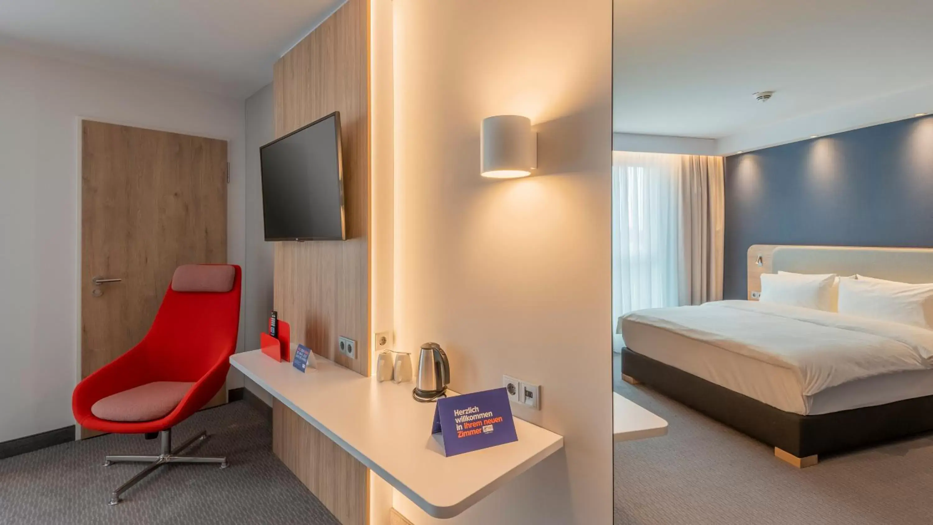 Photo of the whole room, Bed in Holiday Inn Express - Krefeld - Dusseldorf, an IHG Hotel