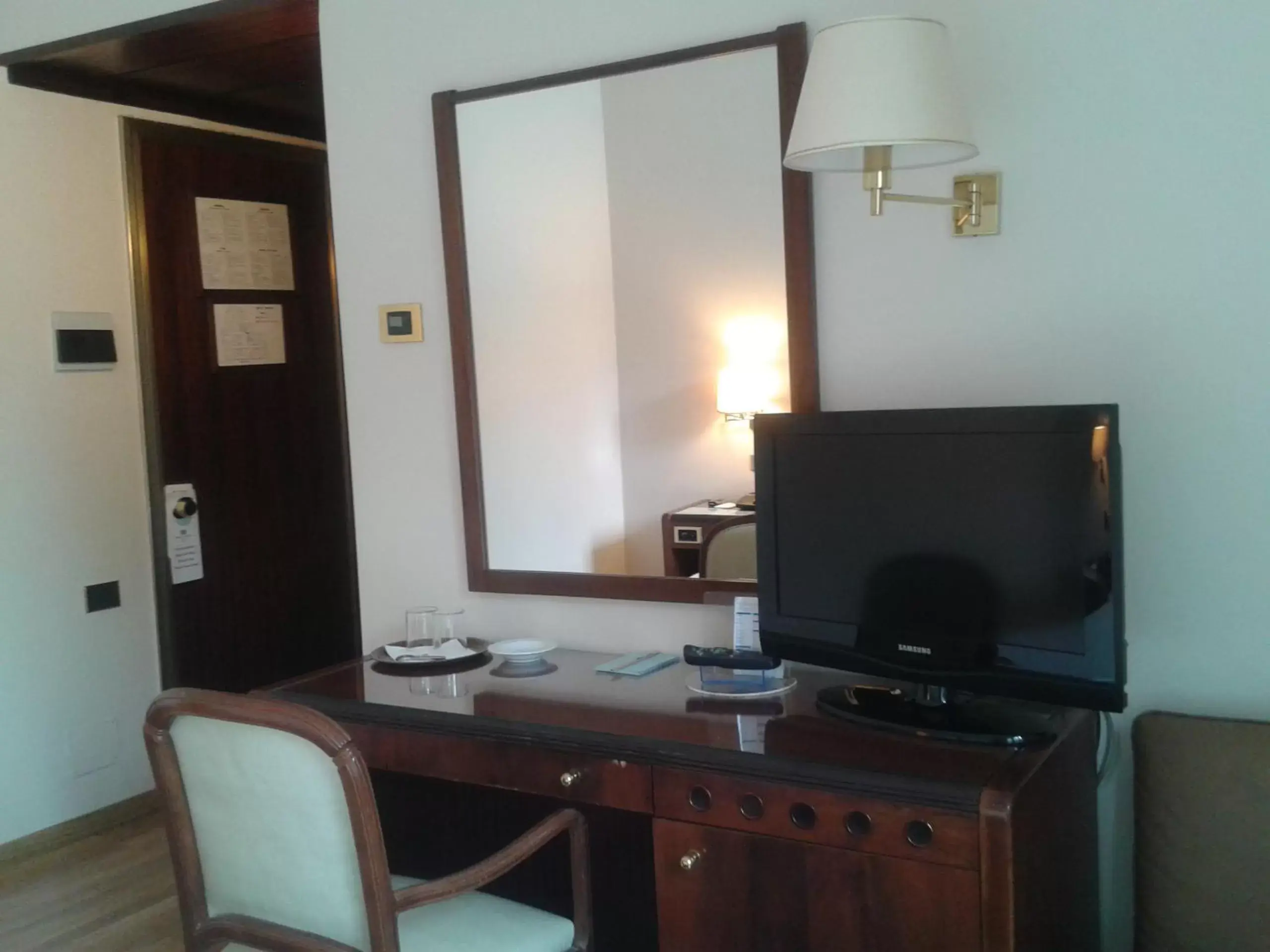 TV and multimedia, TV/Entertainment Center in Hotel Bristol