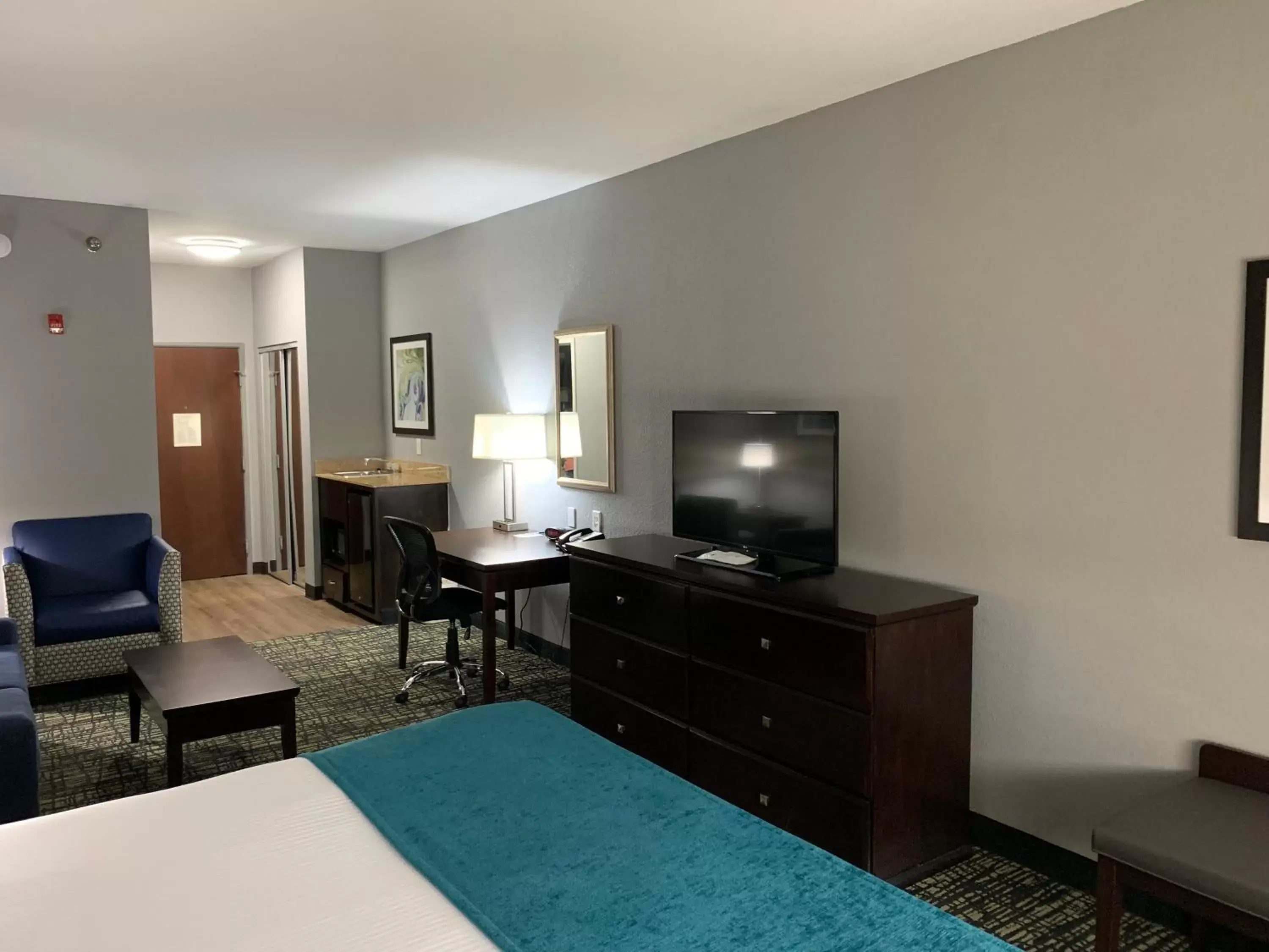 TV/Entertainment Center in Best Western Plus Olive Branch Hotel & Suites