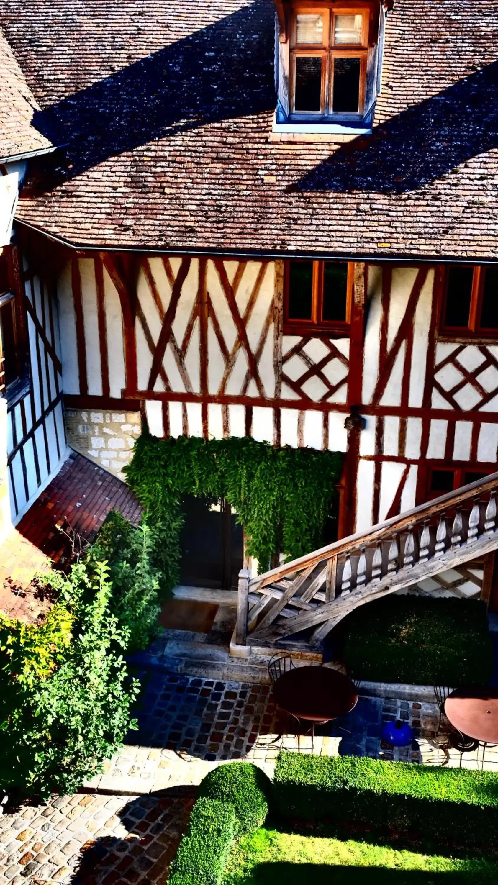 Inner courtyard view in Hôtel la Maison de Rhodes & Spa