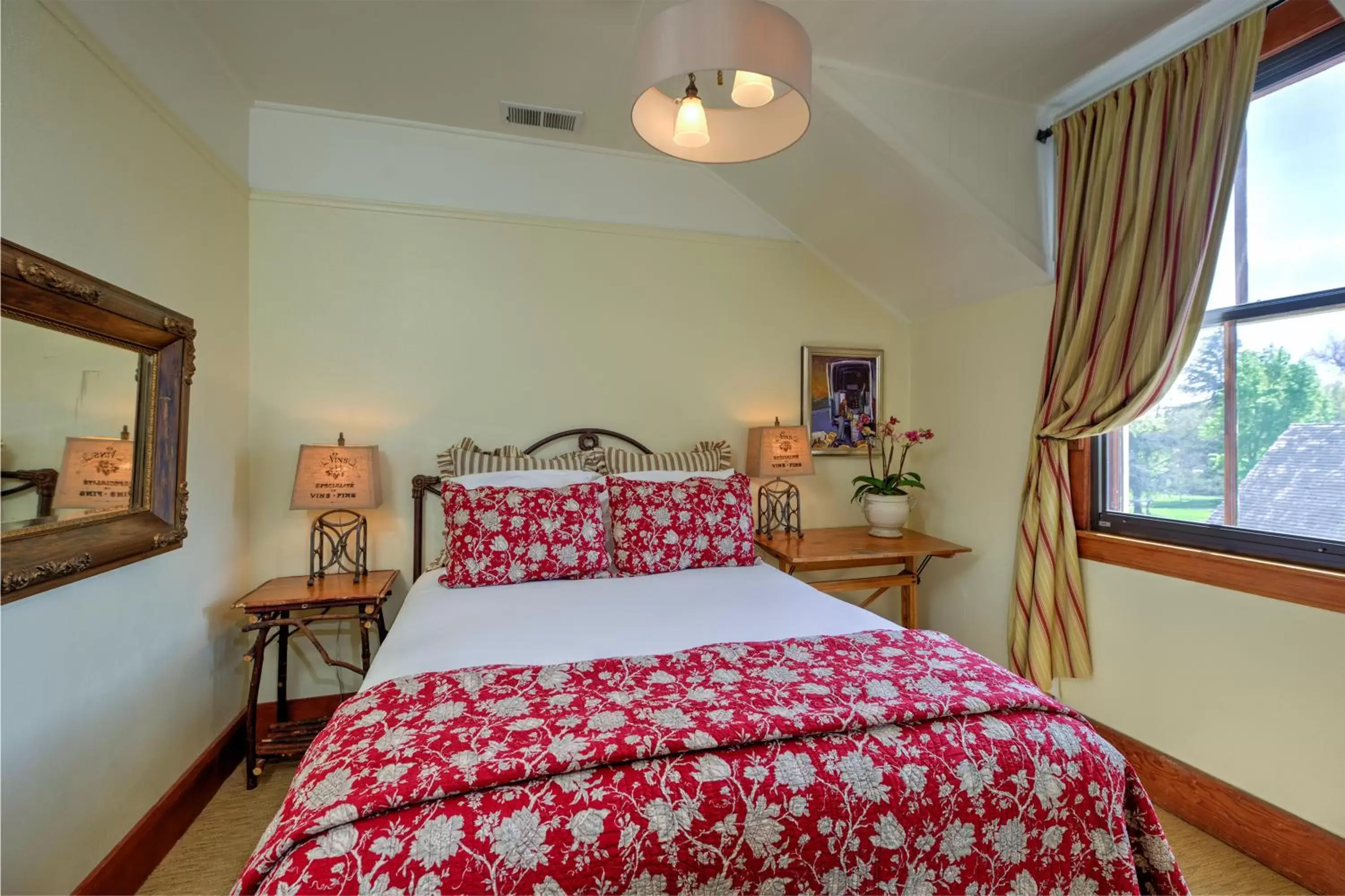 Bedroom, Bed in Sonoma Hotel