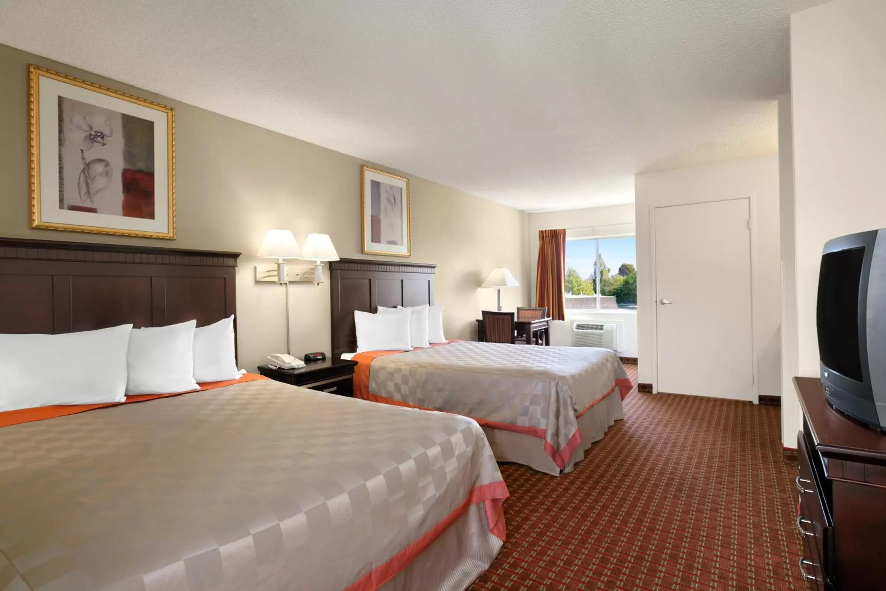 Photo of the whole room, Bed in Days Inn & Suites by Wyndham Rancho Cordova