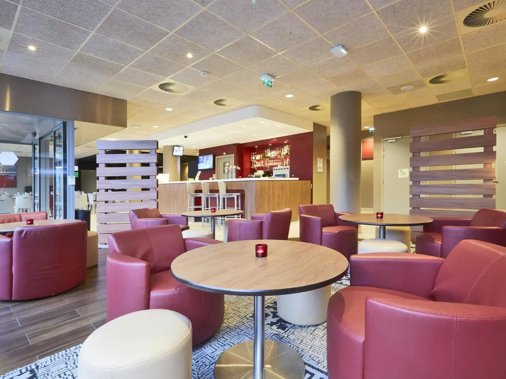 Lounge or bar, Lounge/Bar in Campanile Lille Euralille