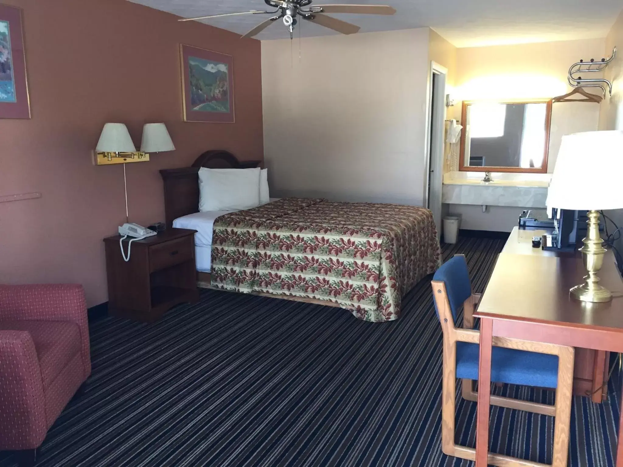 Photo of the whole room, Bed in Budget Inn Motel