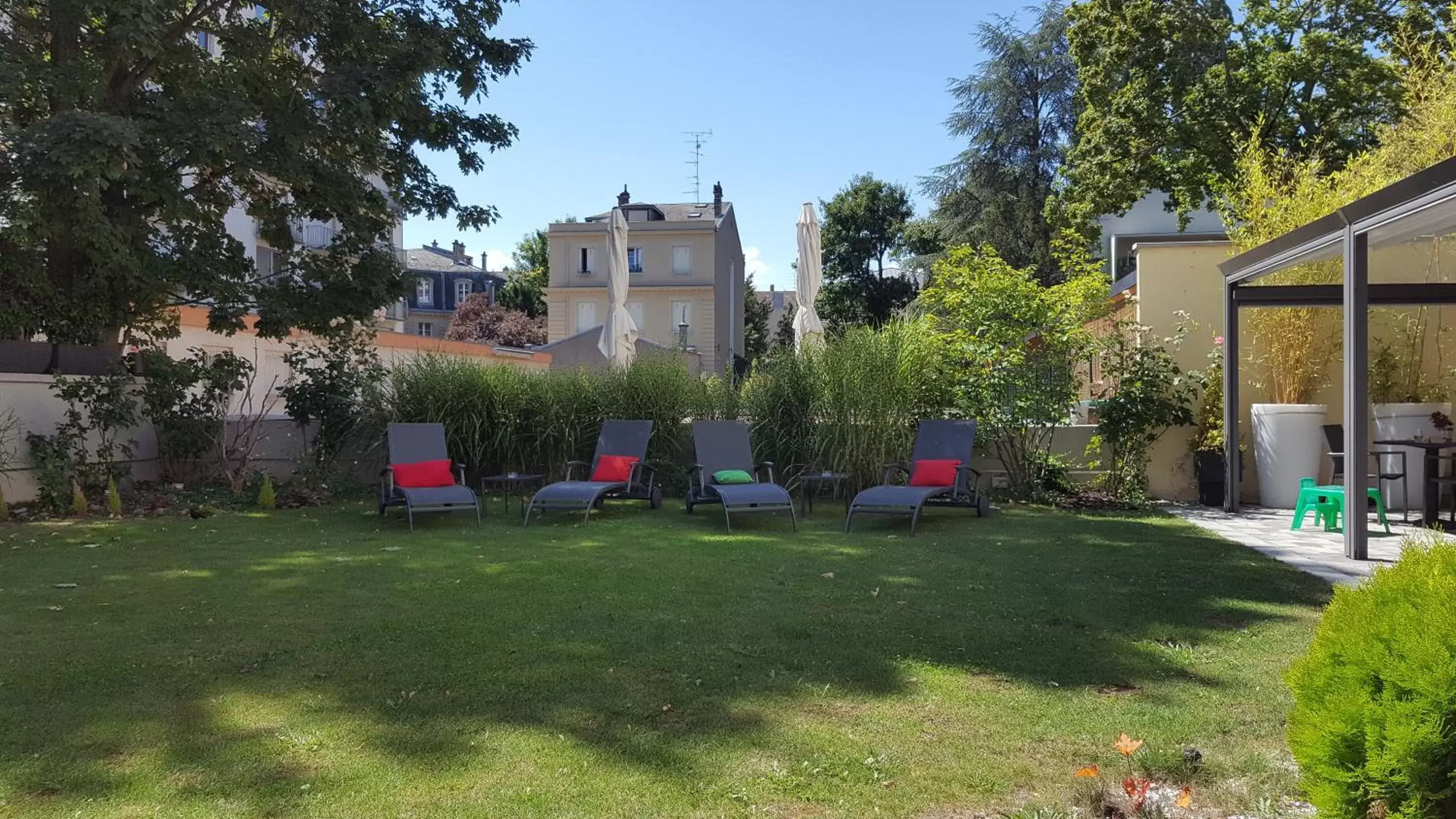 Garden, Property Building in Hotel Du Parc - Mulhouse Centre