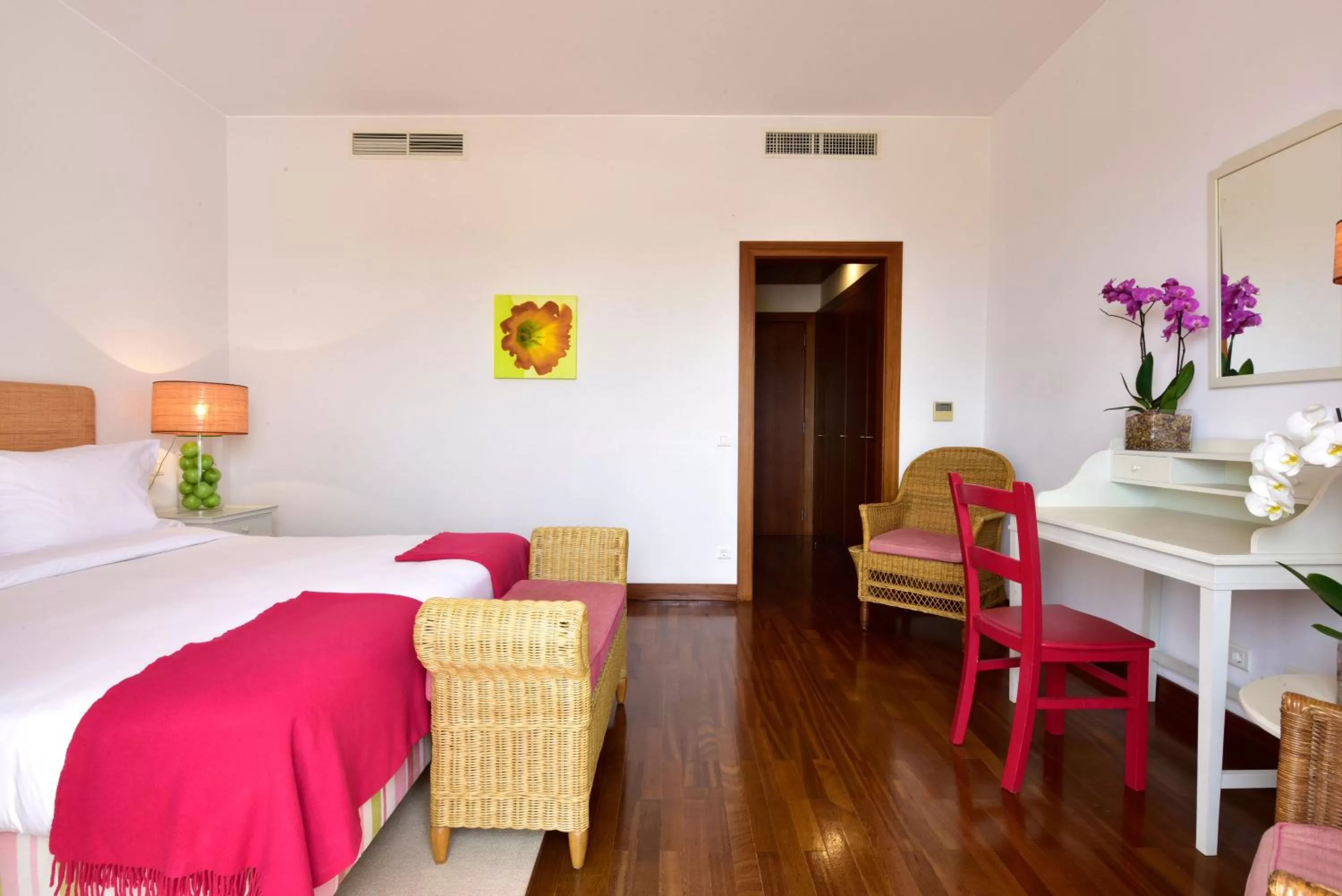 Photo of the whole room, Bed in Pousada de Sagres