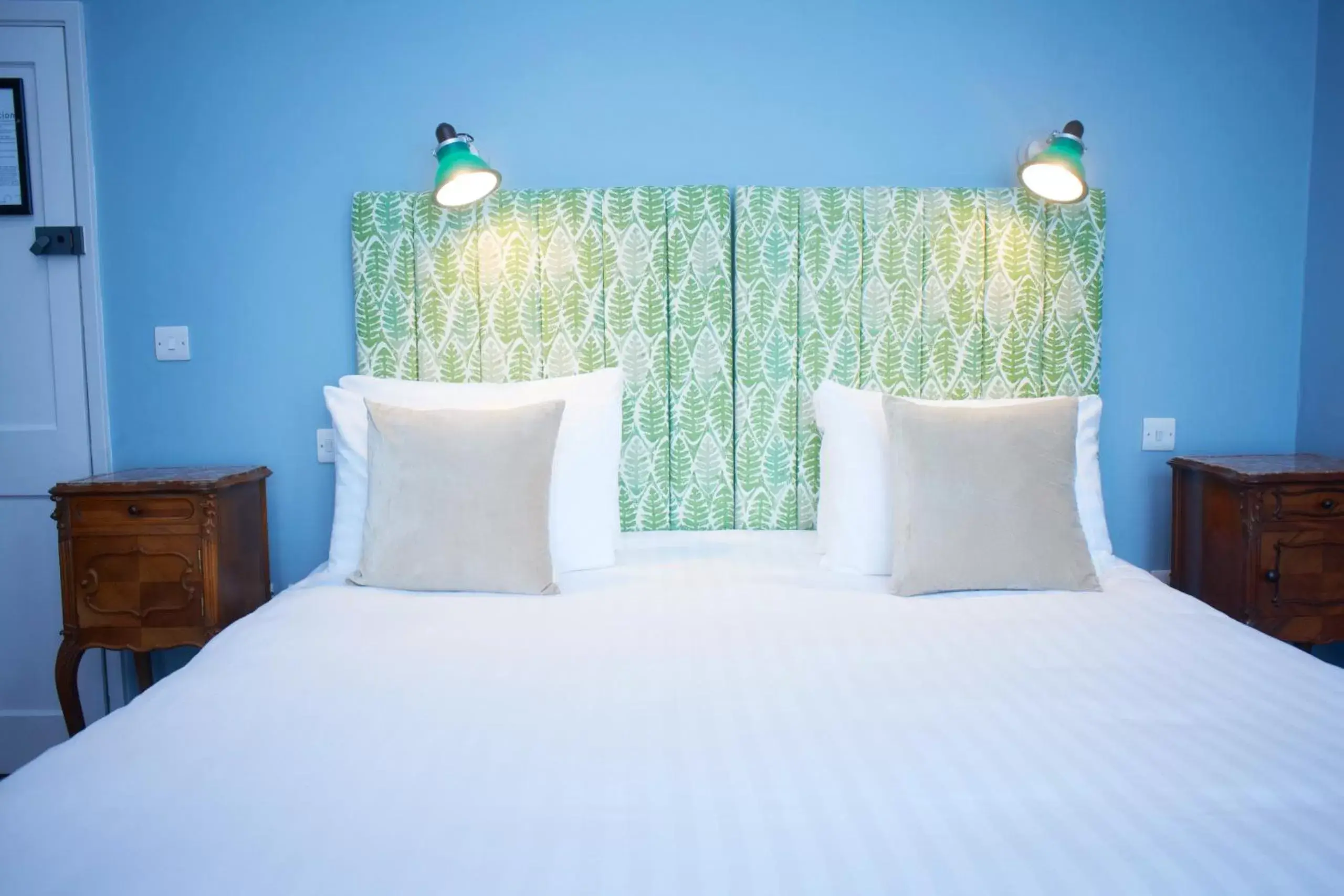 Bedroom, Bed in Embankment Hotel