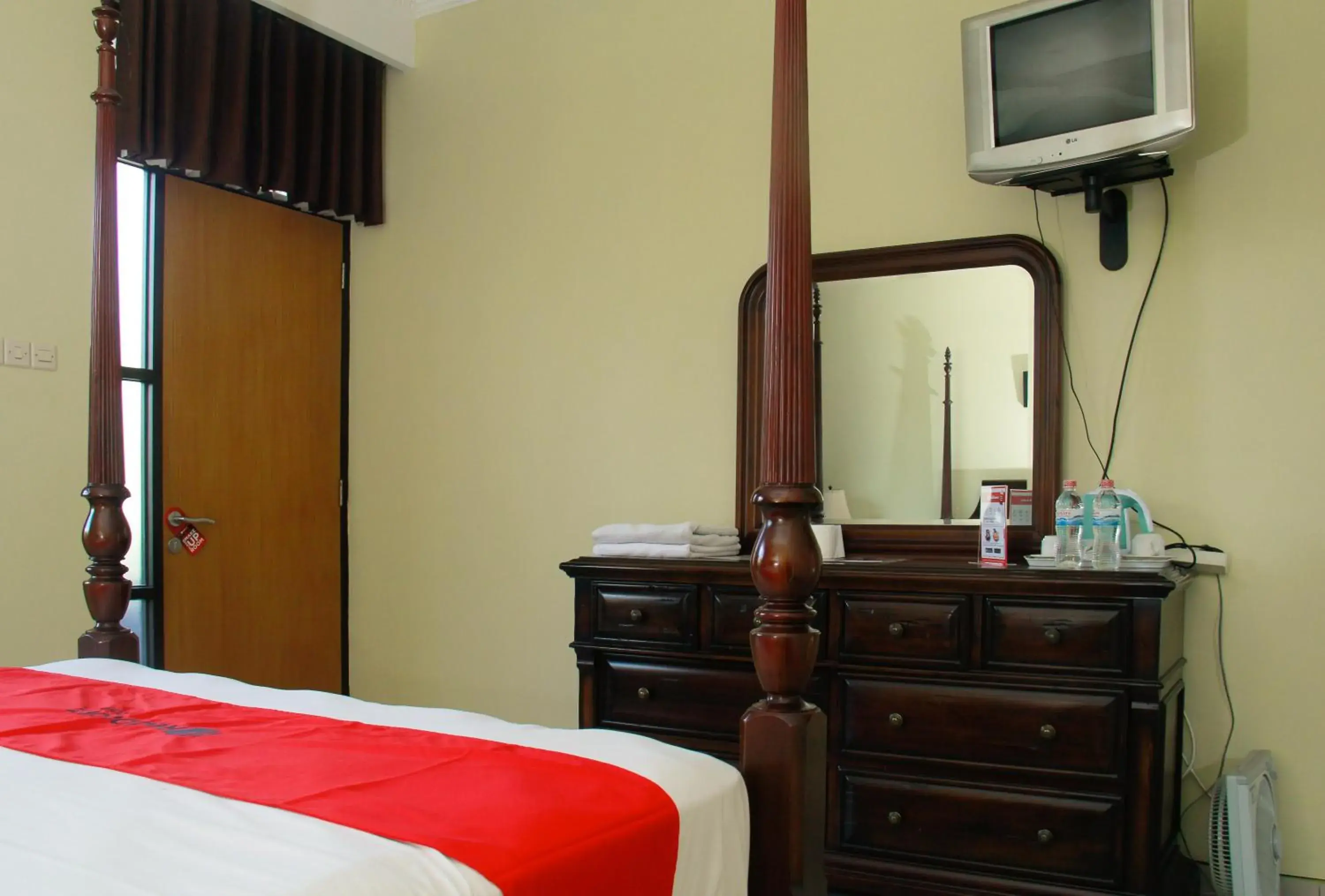 Bedroom, Bed in RedDoorz @ Sersan Bajuri