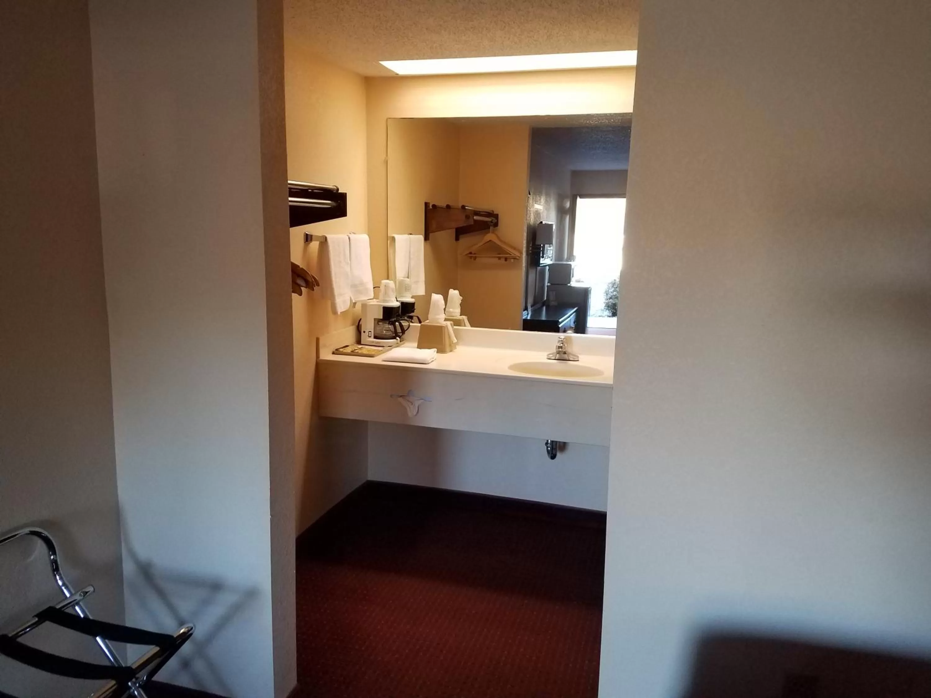 Queen Room with Two Queen Beds - Non-Smoking in Econo Lodge Rocky Top