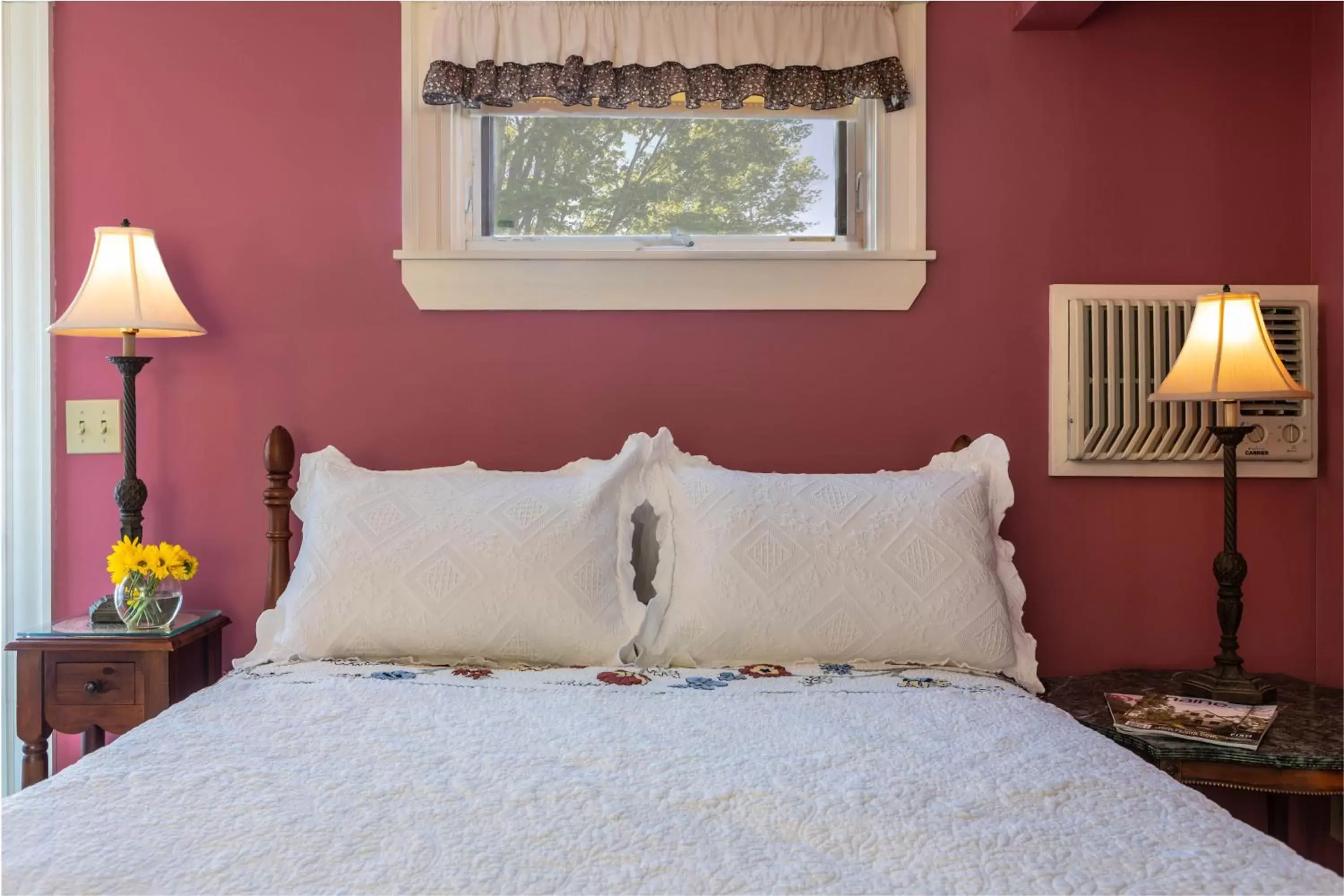 Bed in Maple Hill Farm Inn