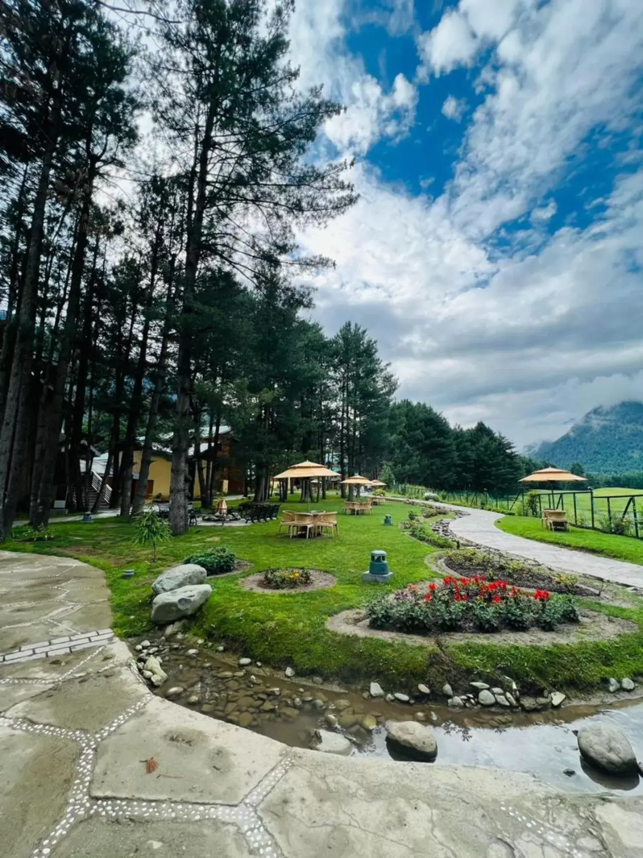 Garden in Radisson Golf Resort Pahalgam