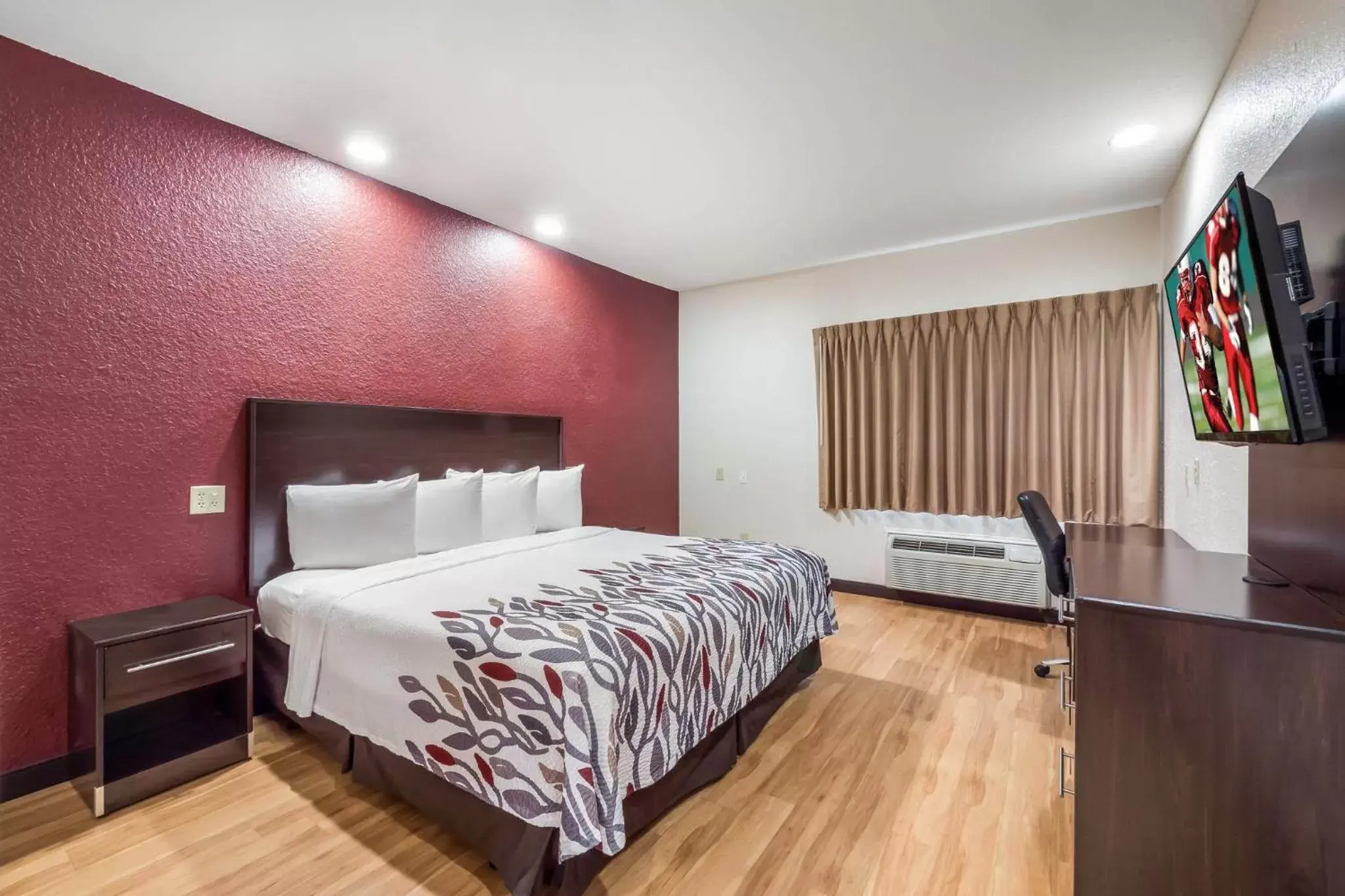 Bedroom, Bed in Red Roof Inn Ocala