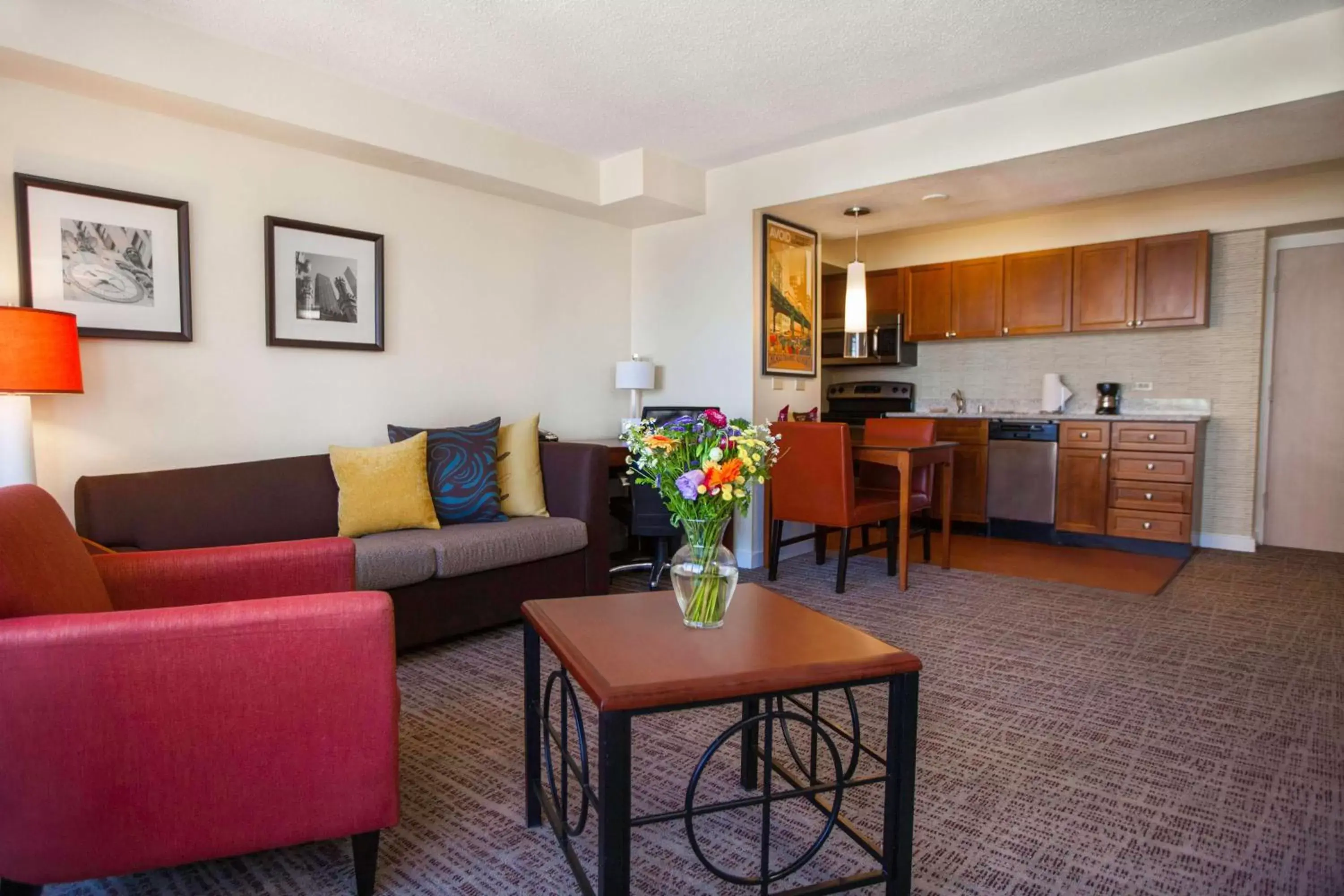 Kitchen or kitchenette, Seating Area in Sonesta ES Suites Chicago Downtown Magnificent Mile Medical