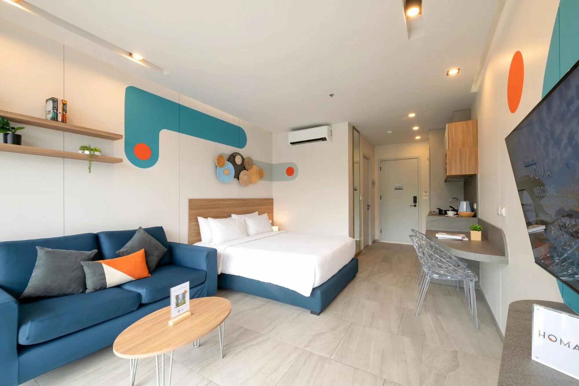 Photo of the whole room, Bed in HOMA Phuket Town