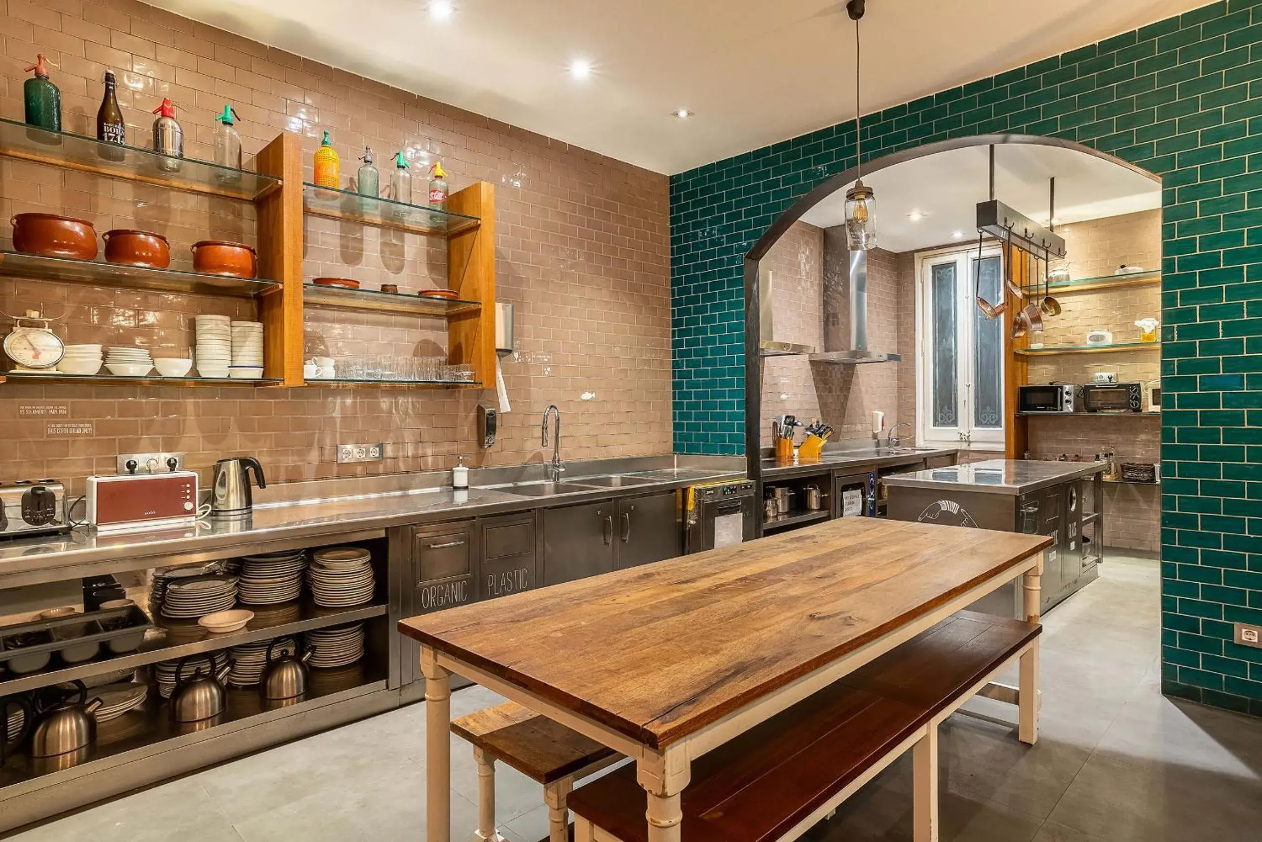 Kitchen or kitchenette, Restaurant/Places to Eat in Casa Gracia Barcelona Hostel