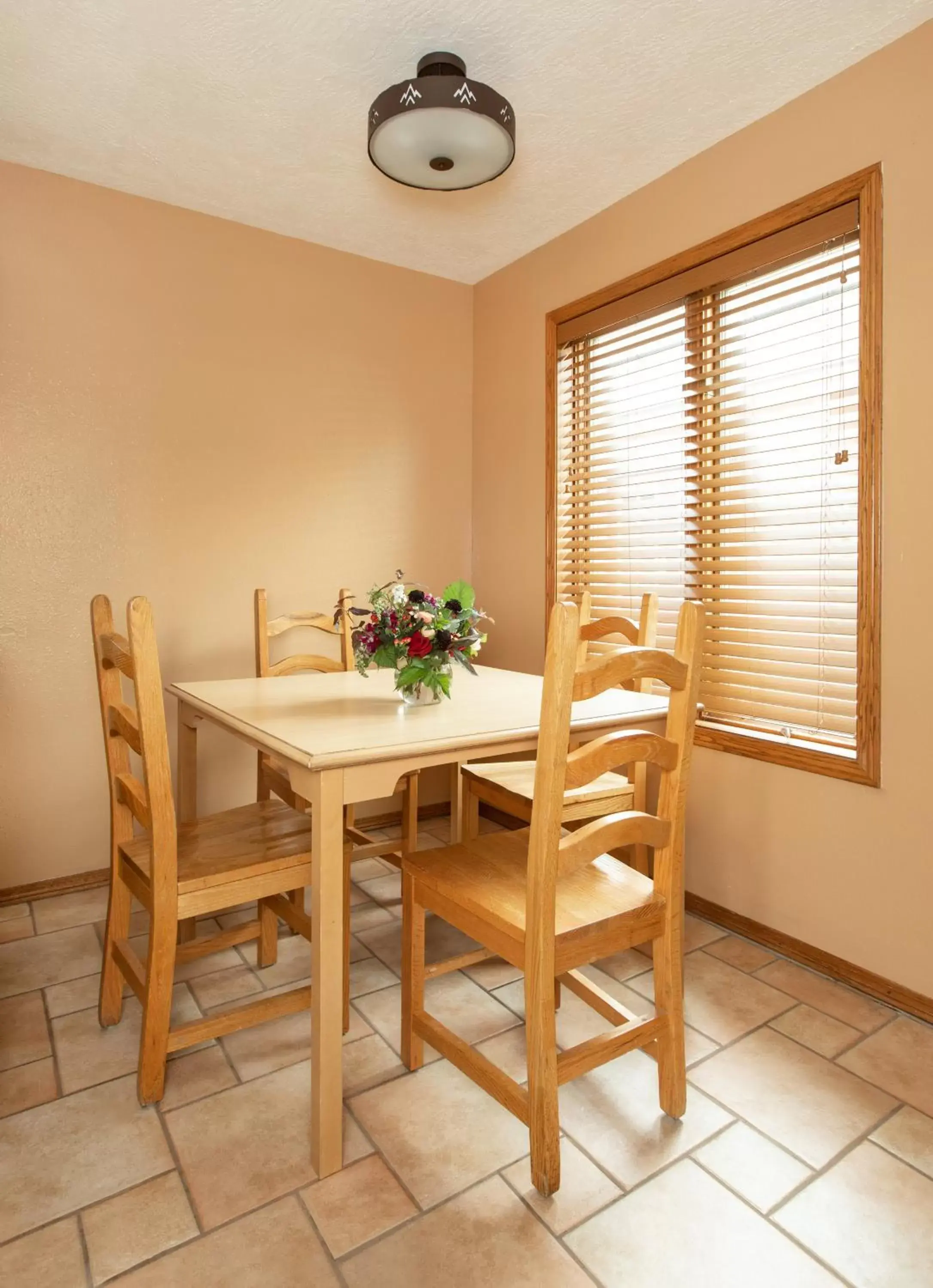 Dining Area in Flat Creek Inn