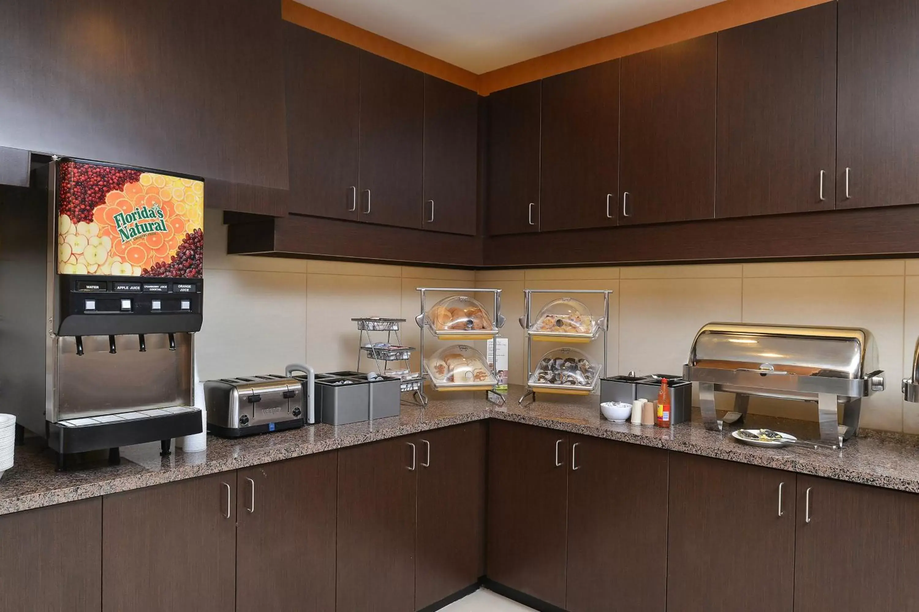 Breakfast, Kitchen/Kitchenette in Residence Inn by Marriott Des Moines Downtown