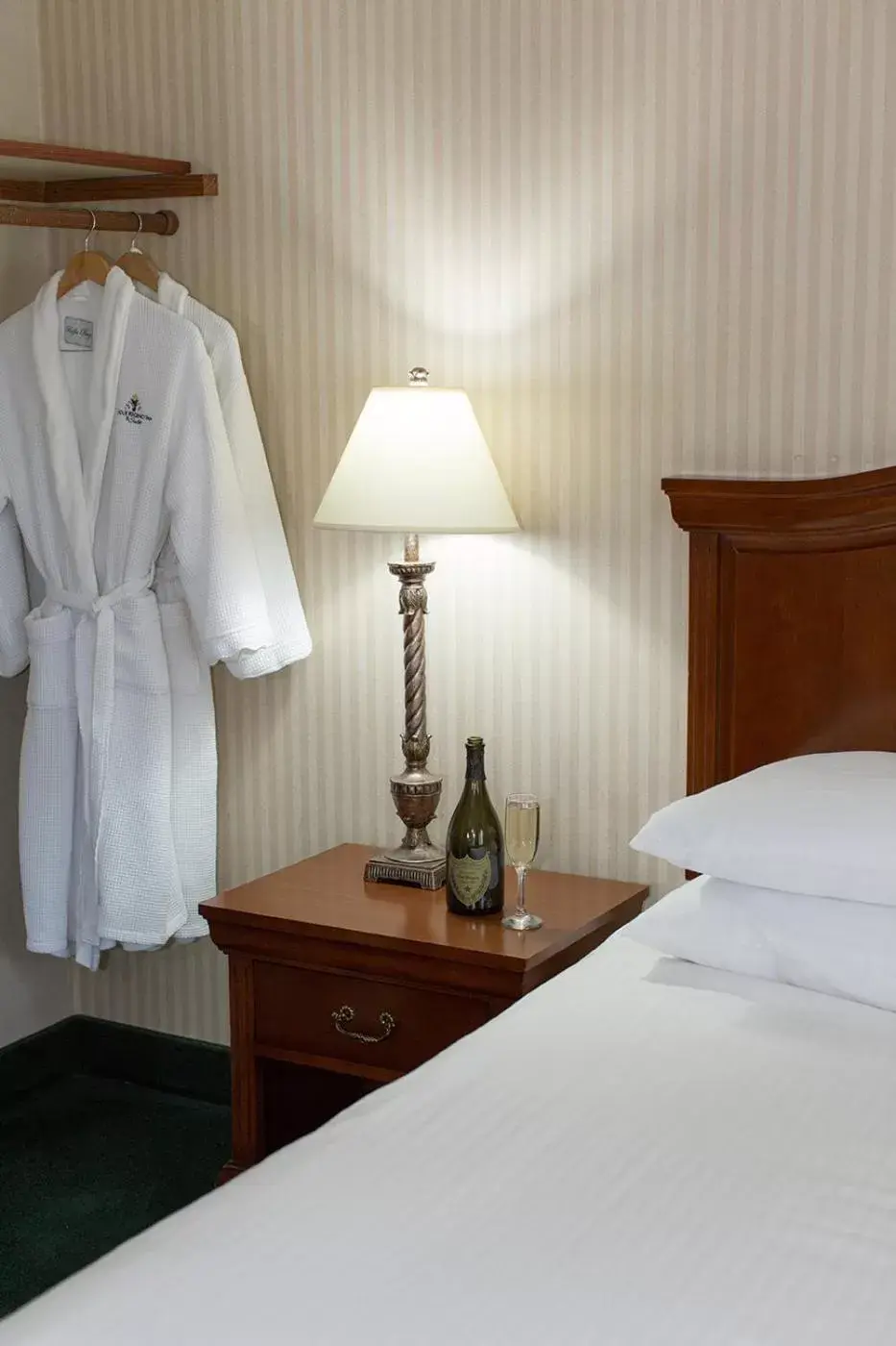Bed in Rogue Regency Inn & Suites