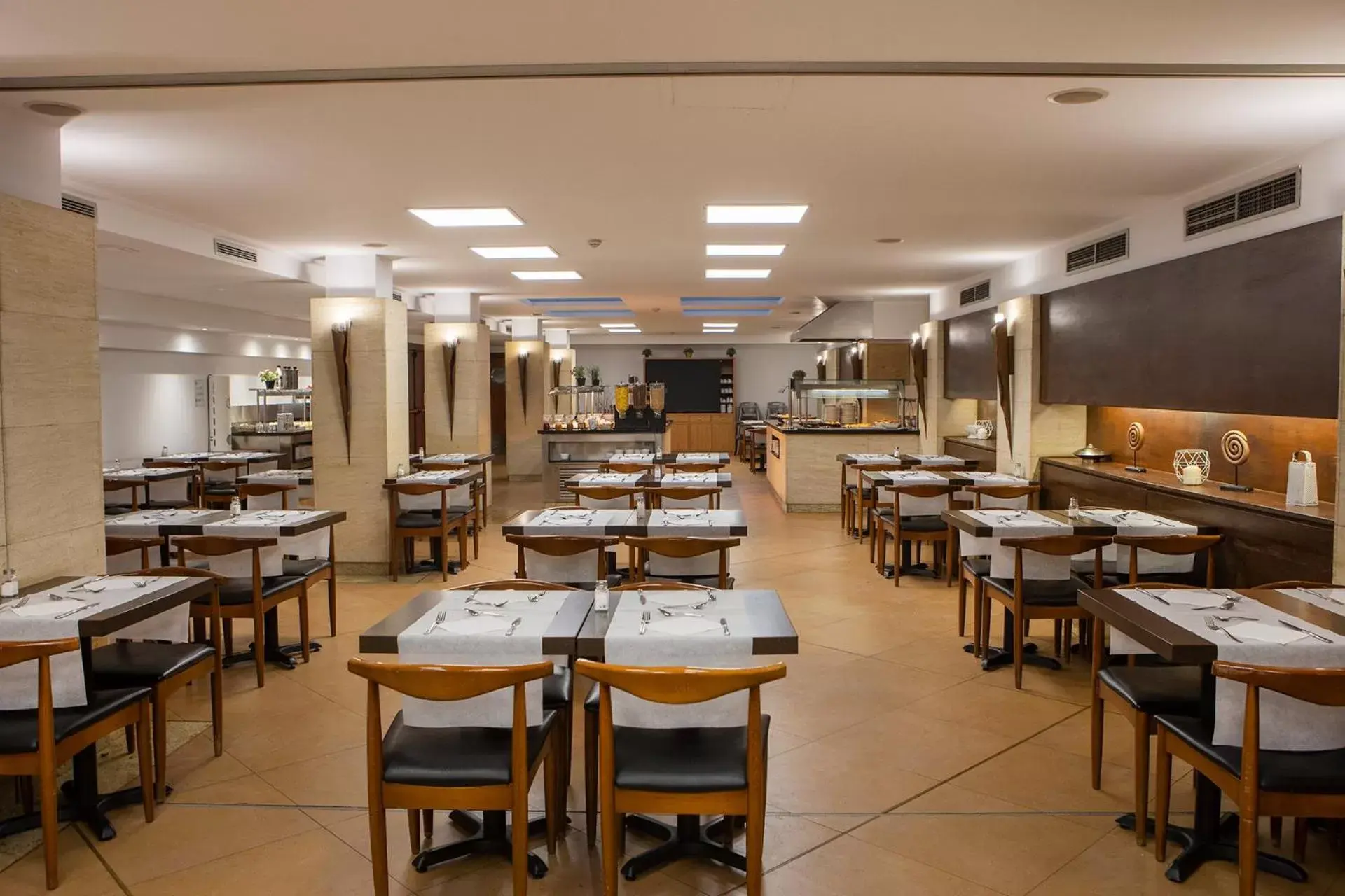 Restaurant/Places to Eat in Hotel Màgic Andorra