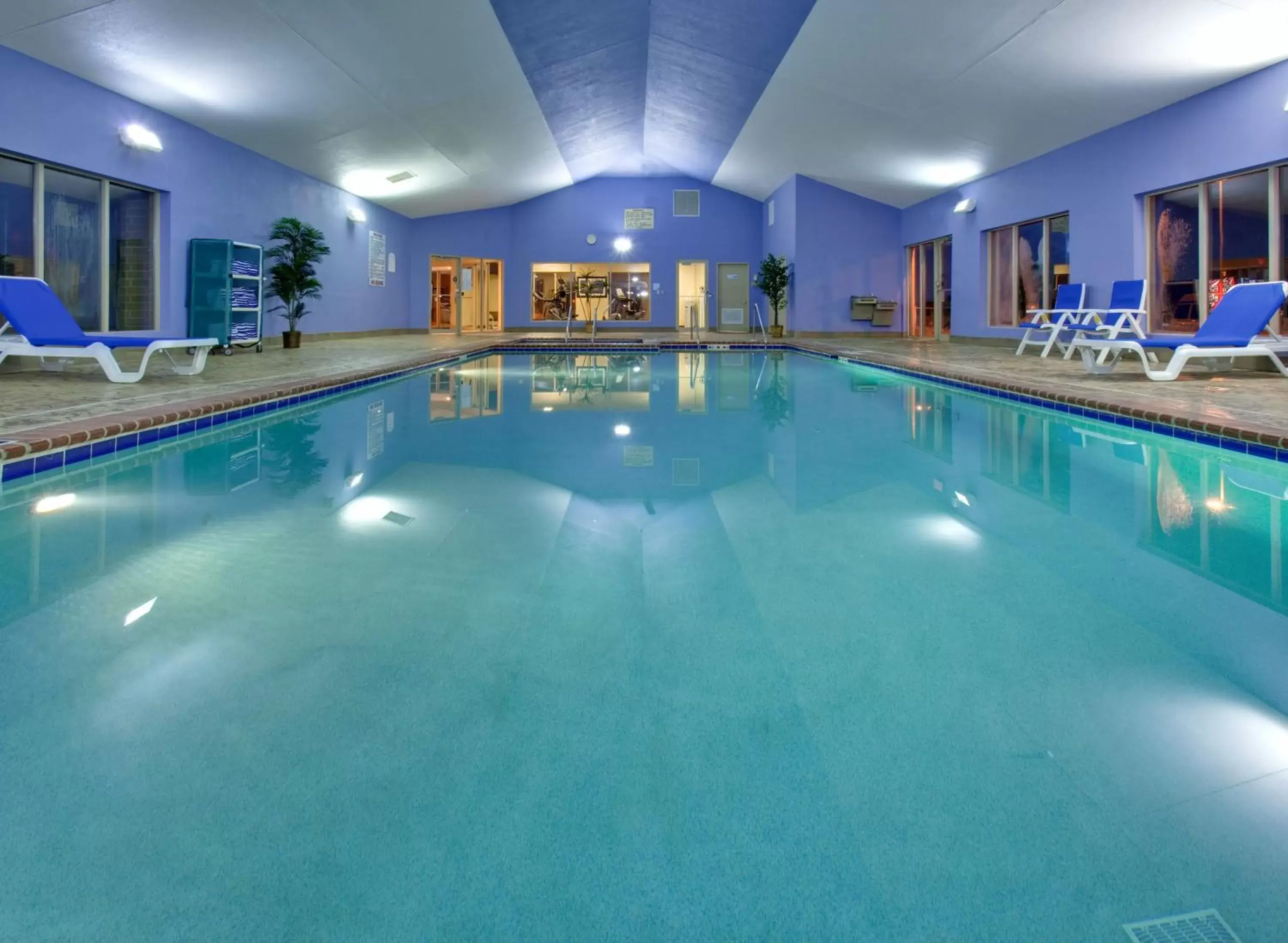 Swimming Pool in Holiday Inn Express Hotel & Suites Pleasant Prairie-Kenosha, an IHG Hotel