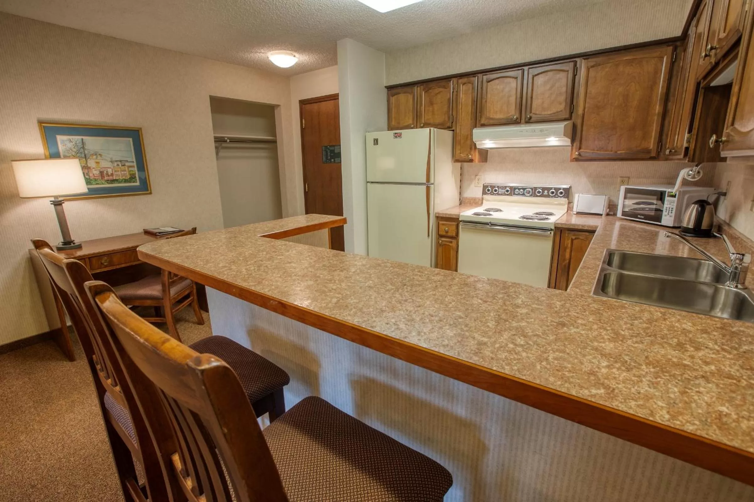 Kitchen or kitchenette in Sophie Station Suites