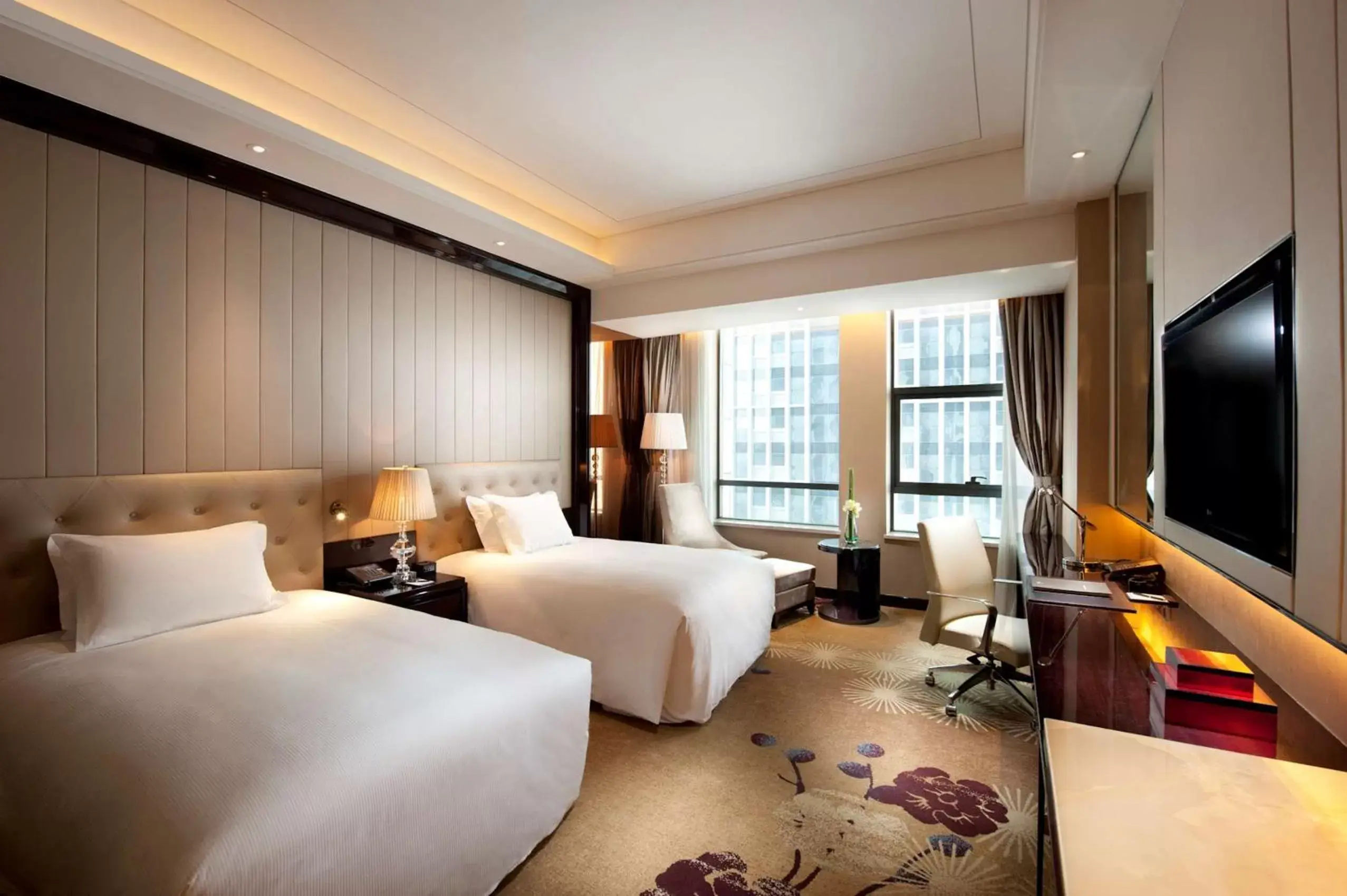 Bed, TV/Entertainment Center in Hilton Nanjing