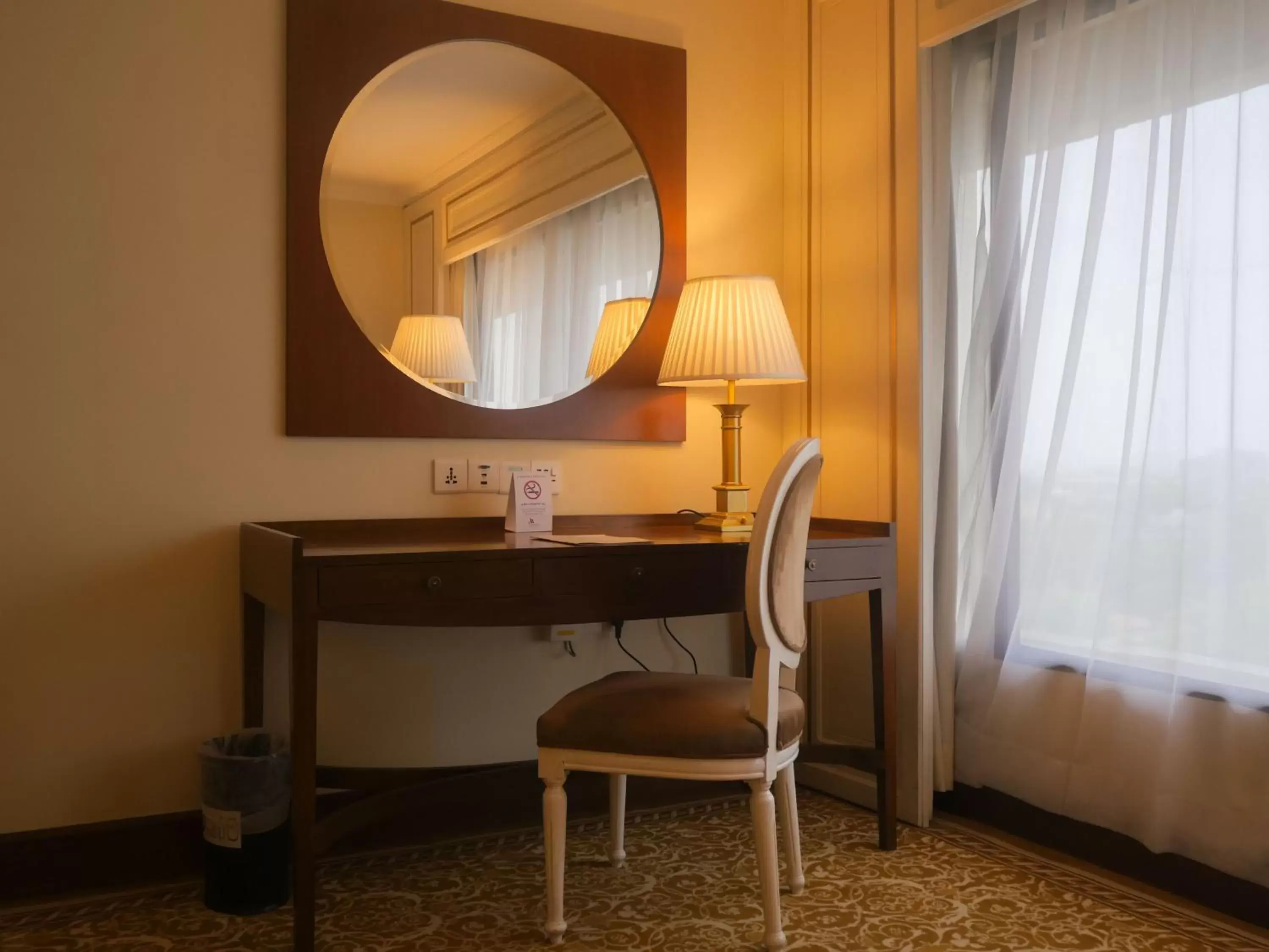 Bedroom, TV/Entertainment Center in Karachi Marriott Hotel