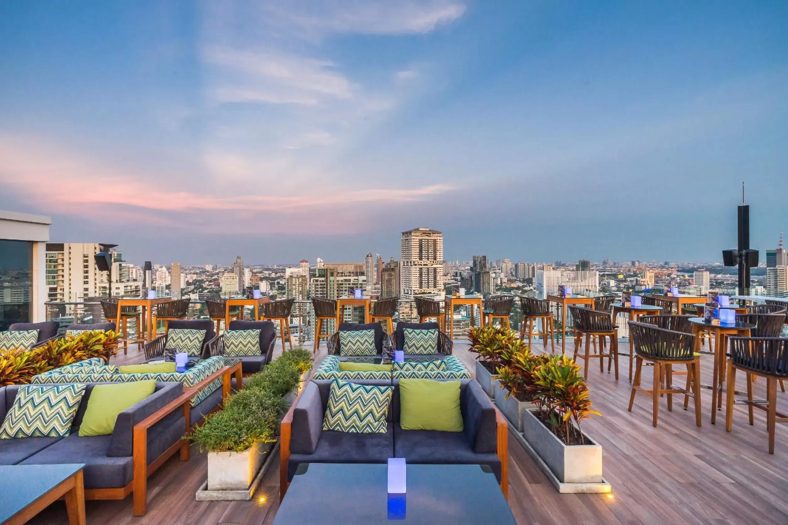 Lounge or bar in SKYVIEW Hotel Bangkok - Em District
