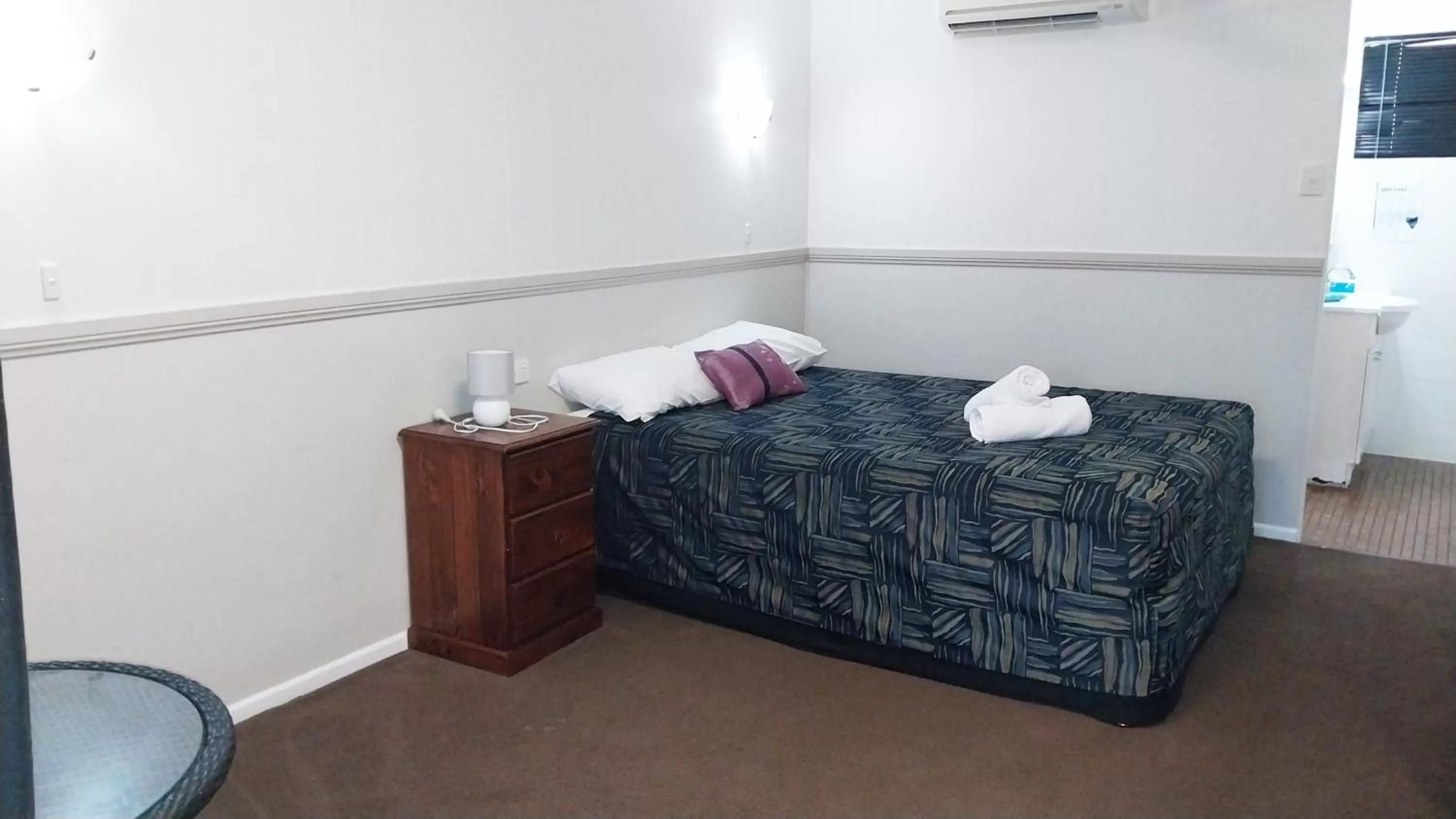 Bedroom, Bed in Miners Lodge Motor Inn