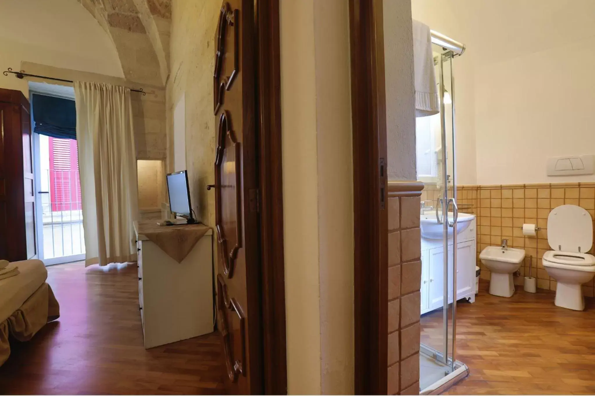 Bathroom, TV/Entertainment Center in Chiesa Greca - SIT Rooms & Apartments