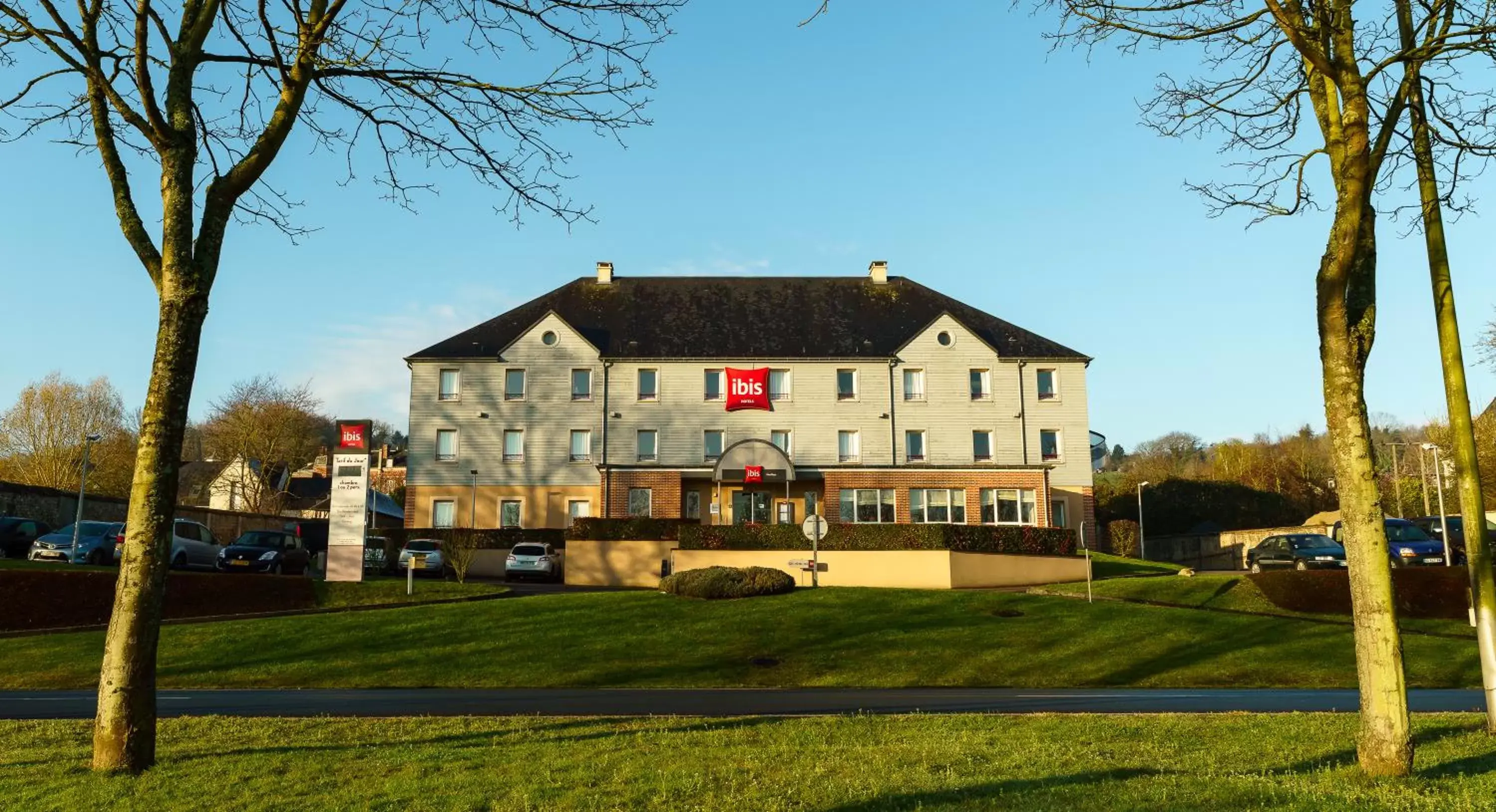 Facade/entrance, Property Building in ibis Honfleur