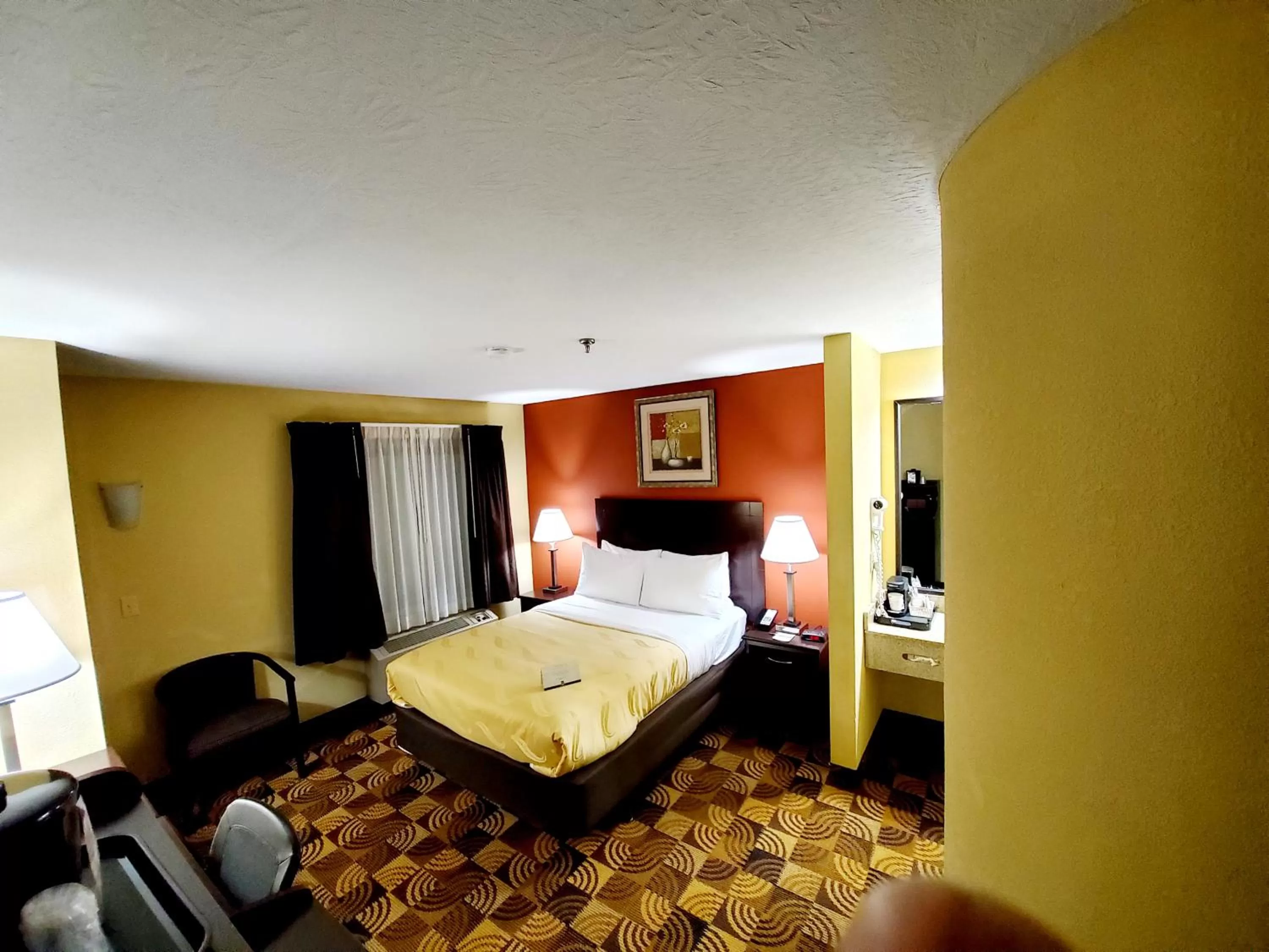 Queen Room in Quality Inn Brunswick Cleveland South