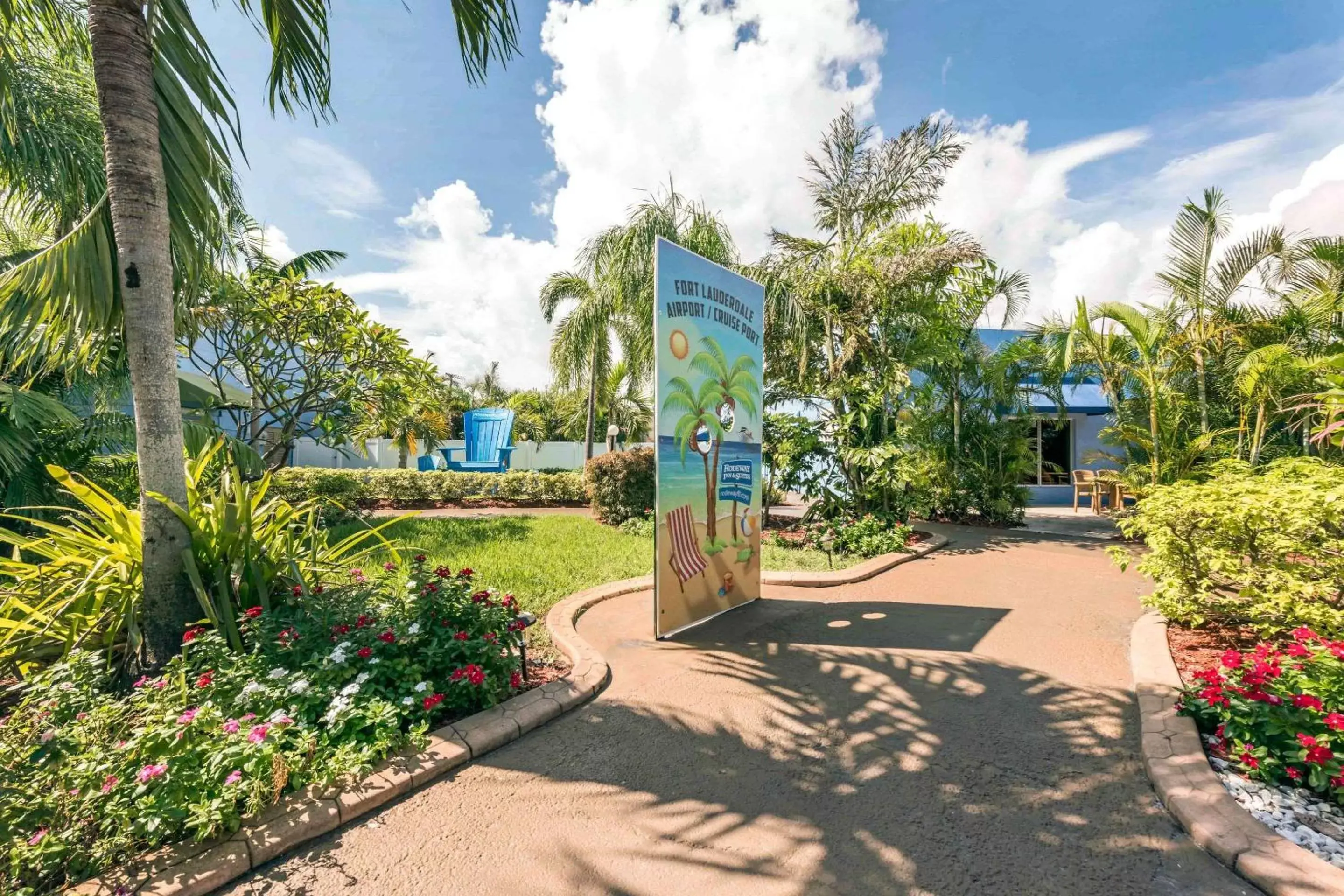 Swimming pool, Garden in Rodeway Inn & Suites Fort Lauderdale Airport & Cruise Port