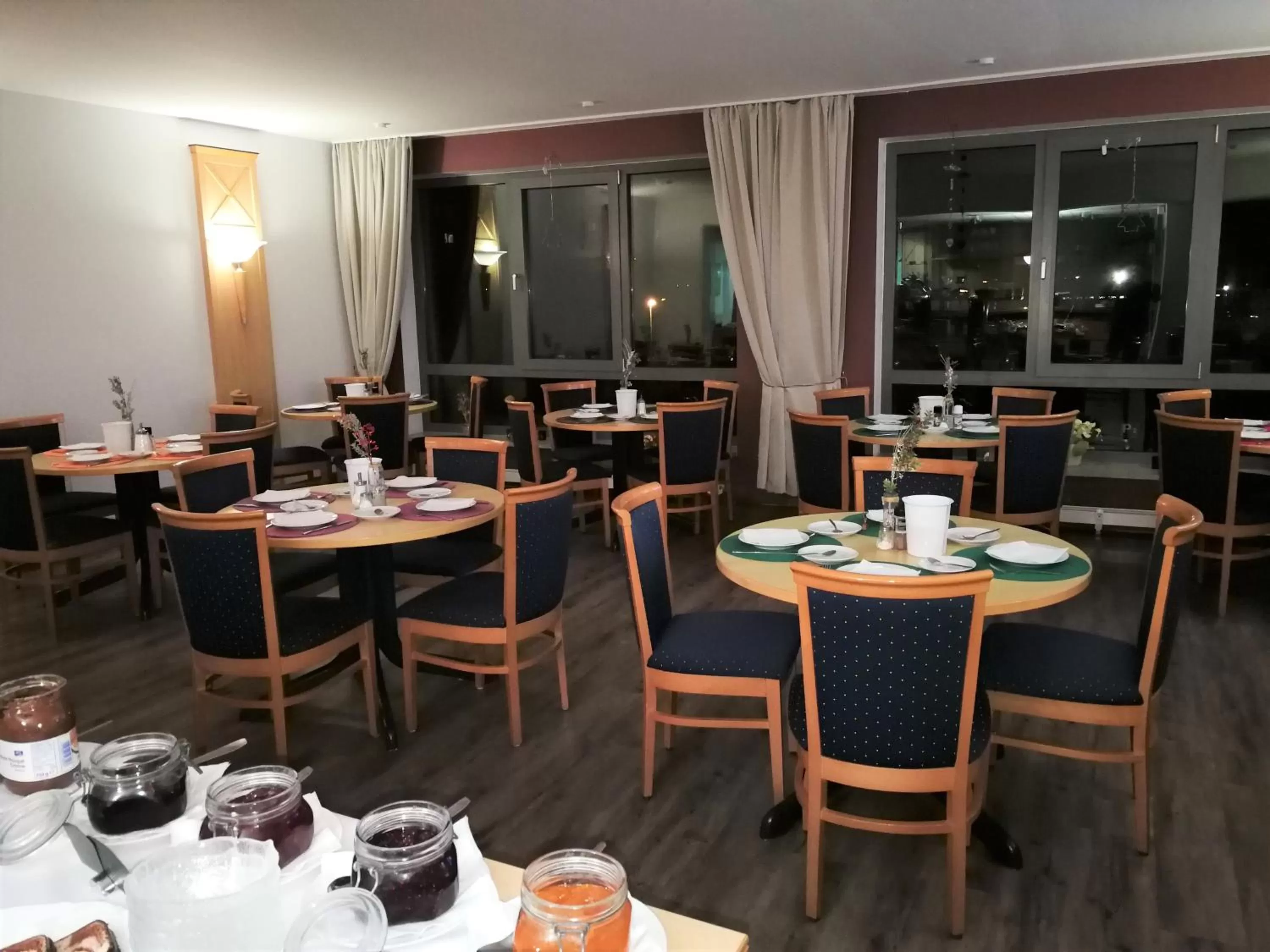 Restaurant/places to eat in Hotel NEAR BY