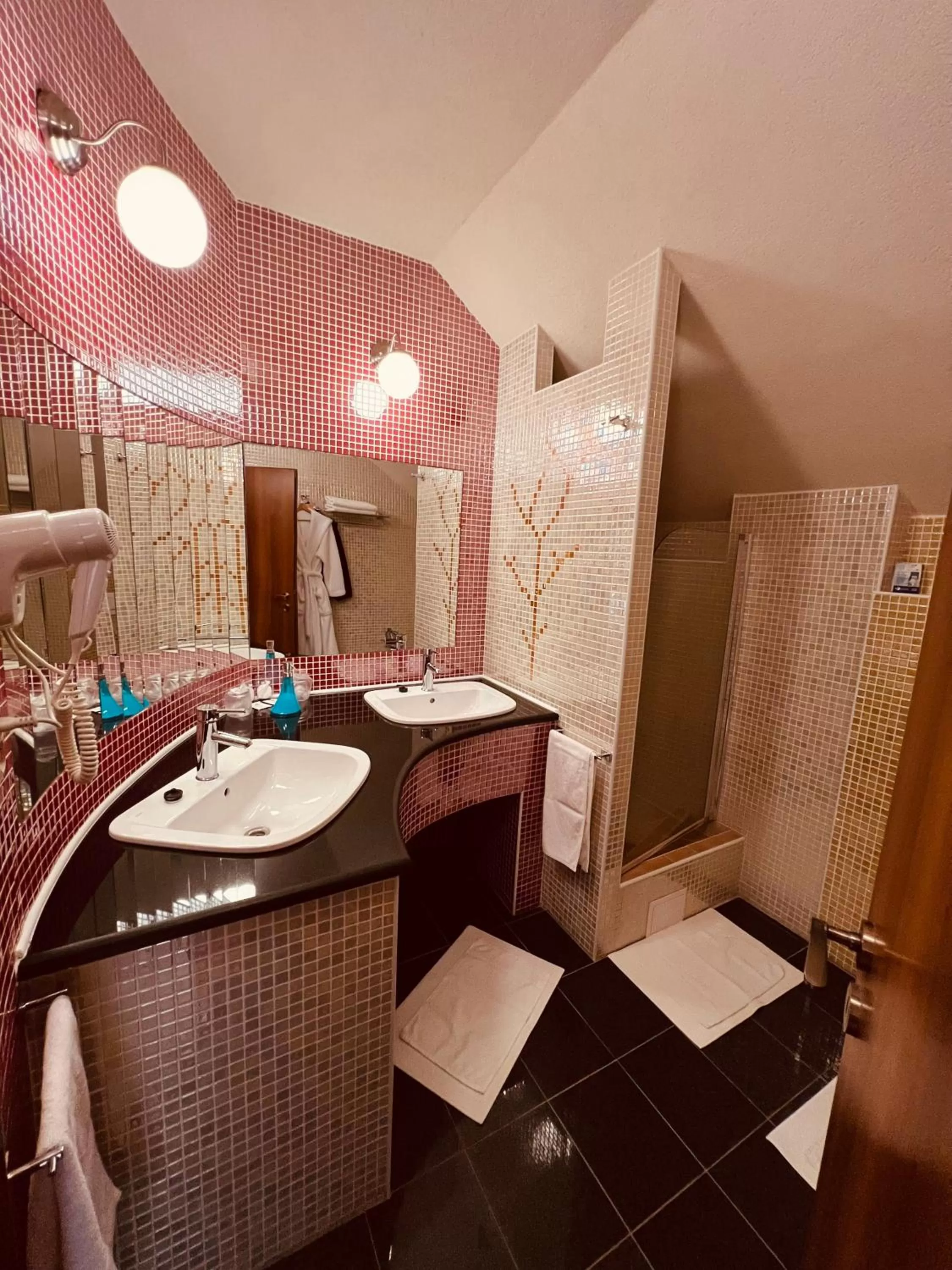 Bathroom, Bed in Hotel Orchidea Spa & Wellness