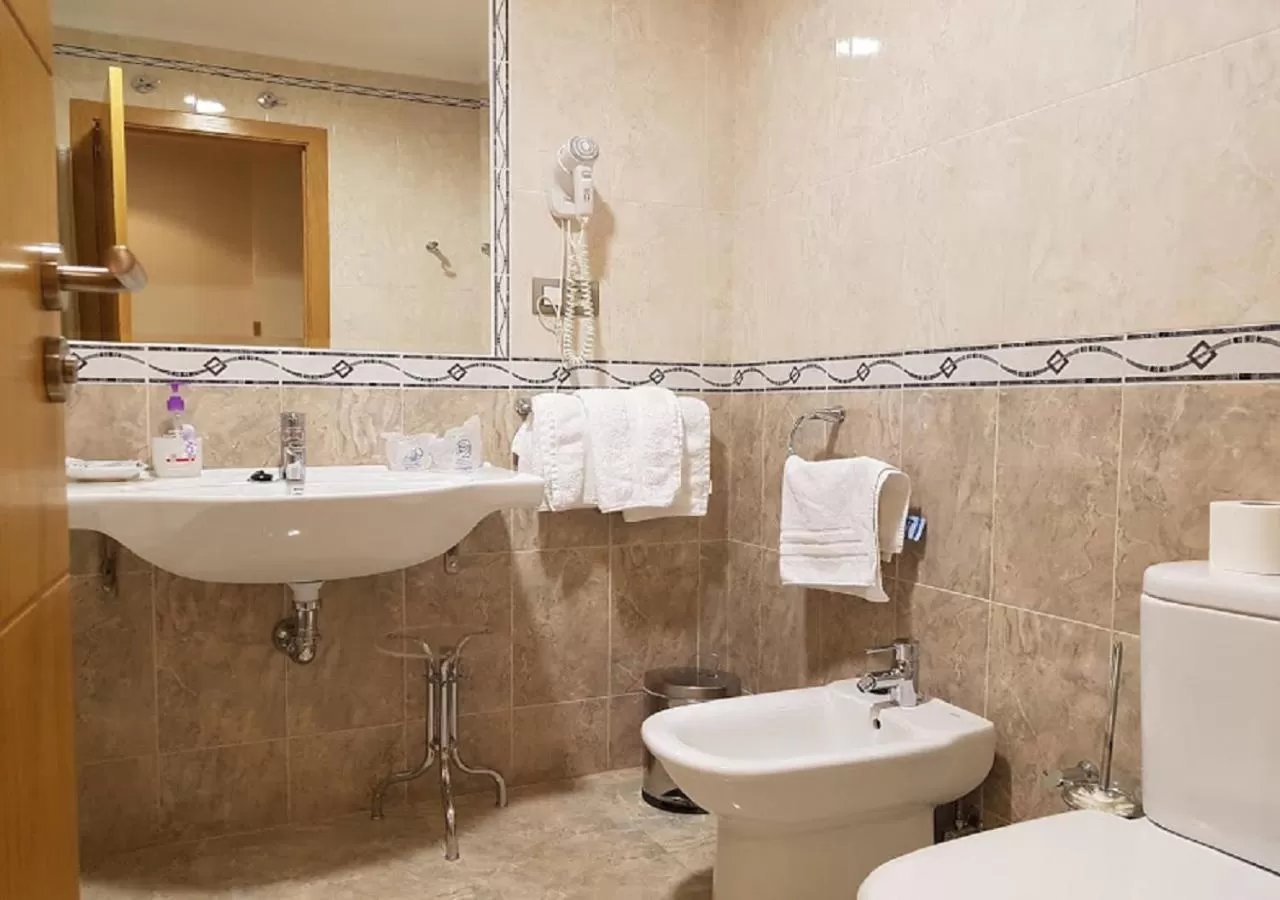 Bathroom in Hotel Reina Isabel