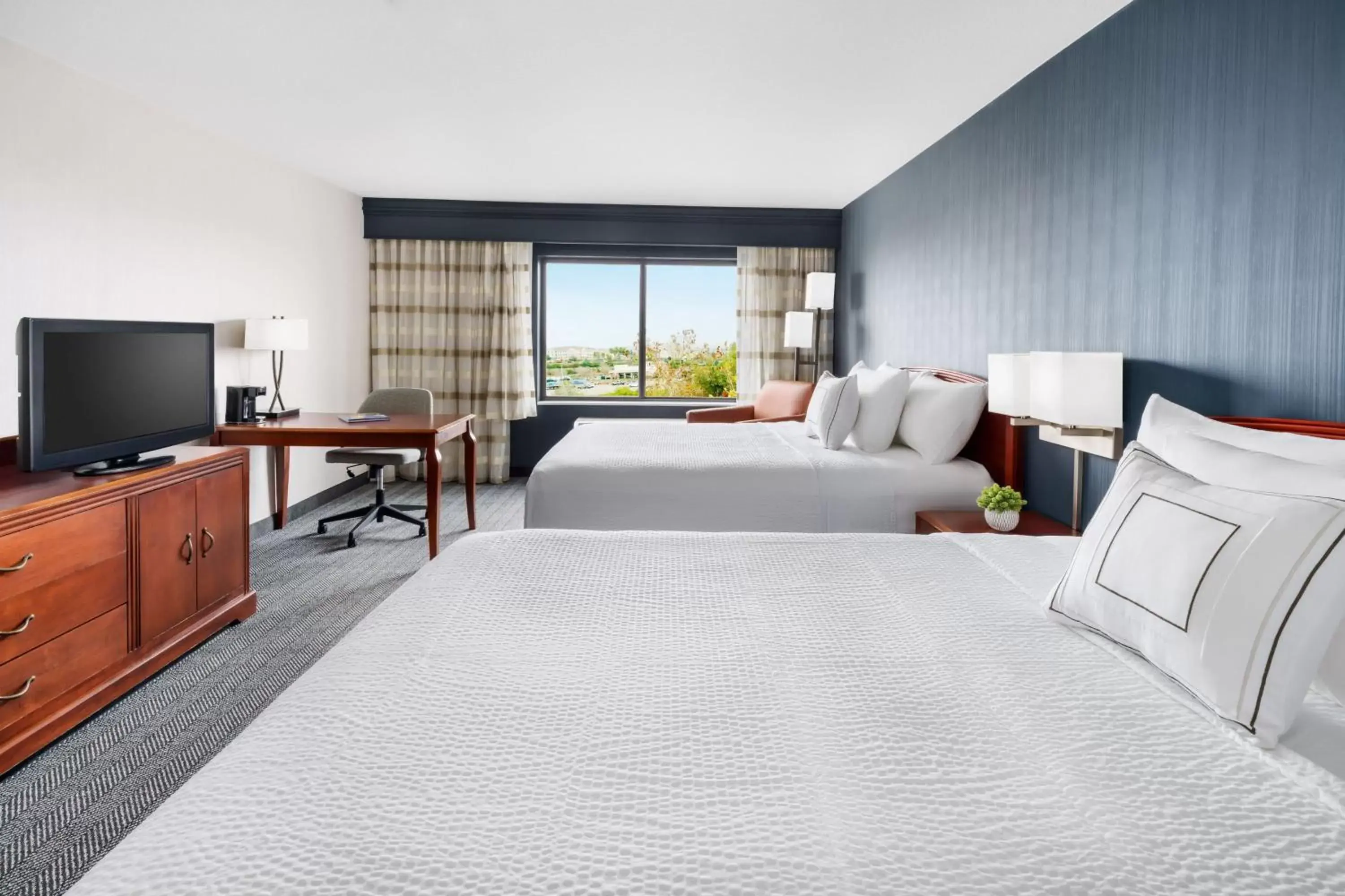 Photo of the whole room, Bed in Courtyard by Marriott Sacramento Folsom