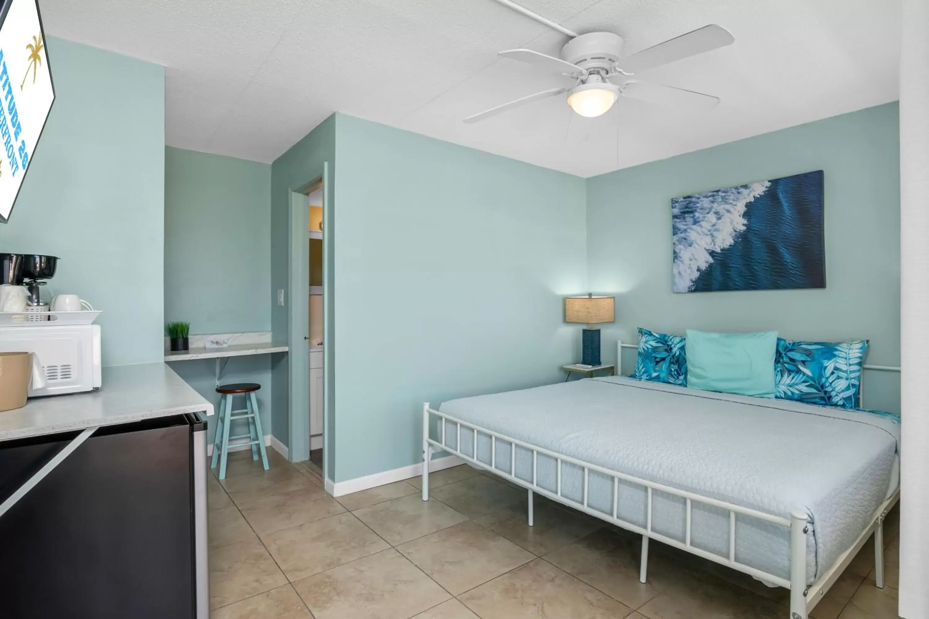 Kitchen or kitchenette, Bed in Latitude 26 Waterfront Boutique Resort - Fort Myers Beach