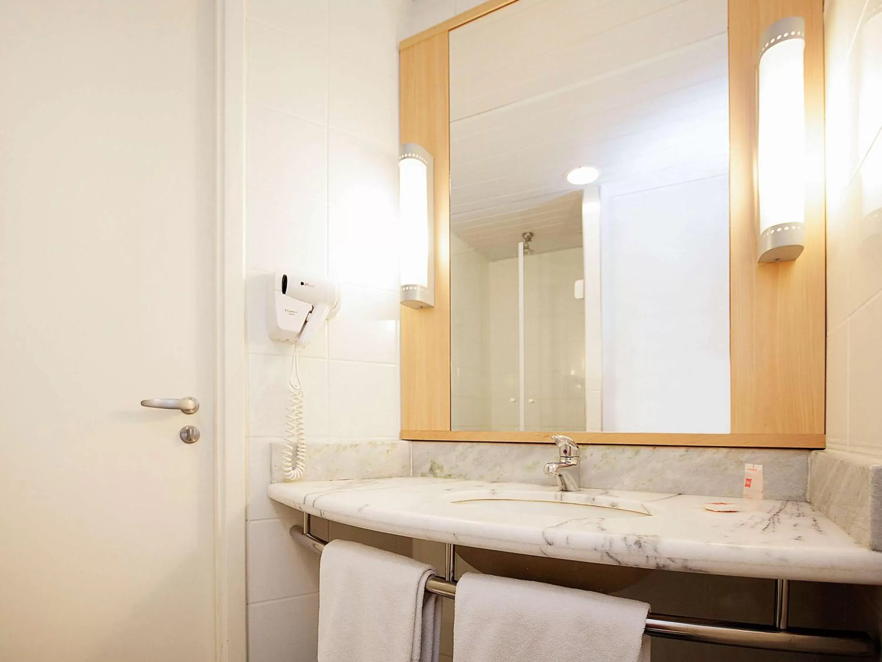 Photo of the whole room, Bathroom in ibis Curitiba Aeroporto