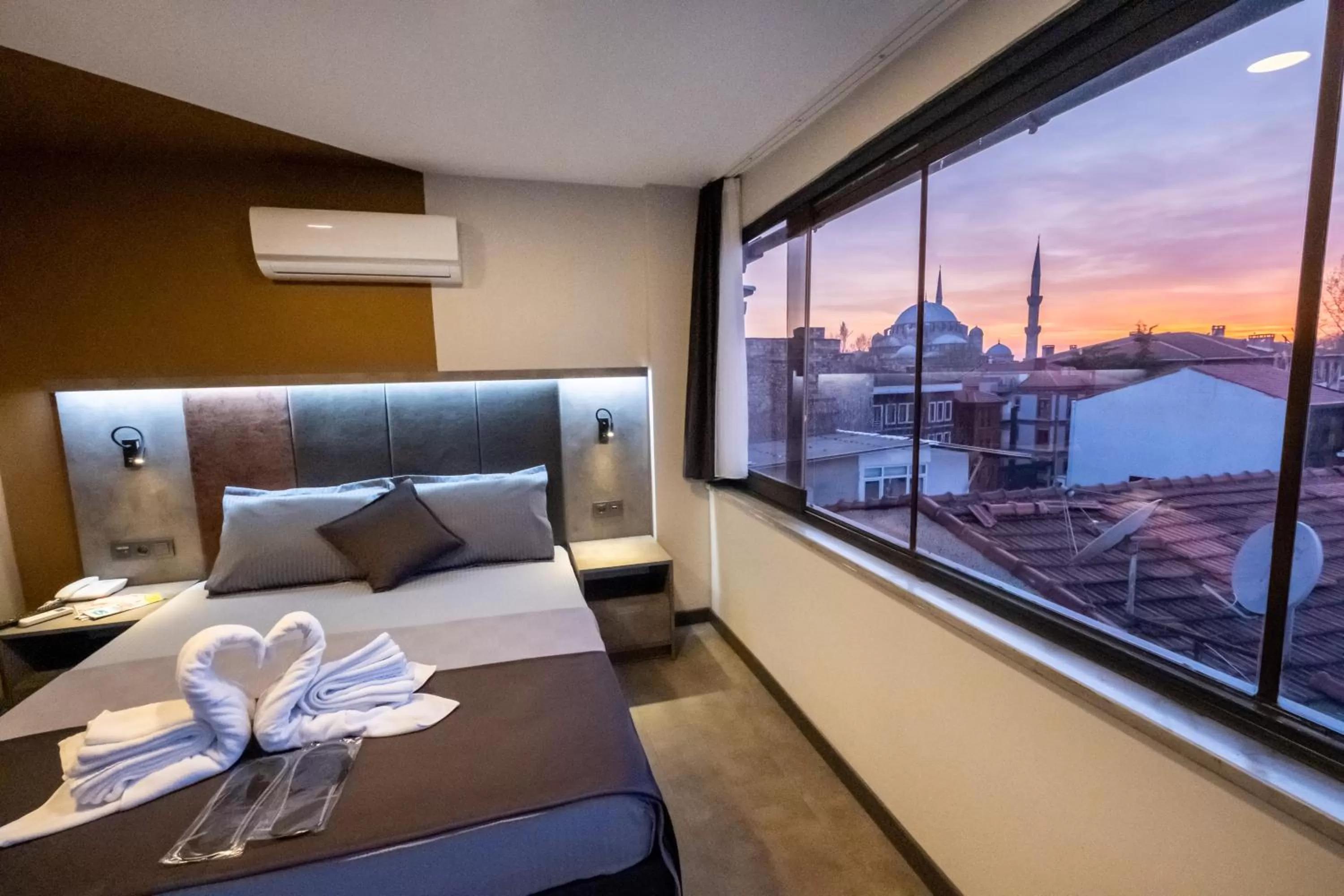 Bed in The Queen Hotel