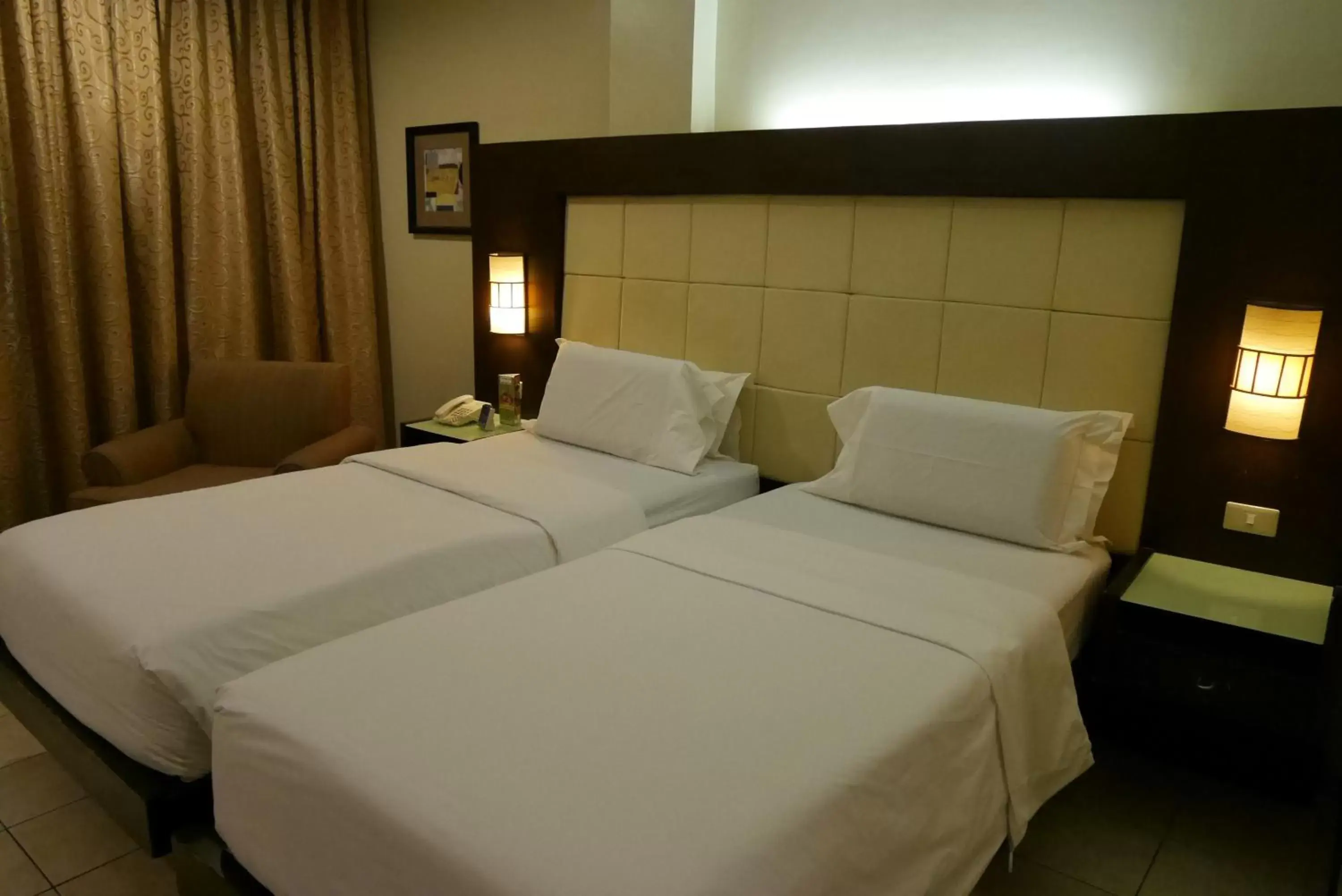 Bed in Circle Inn Hotel and Suites Bacolod